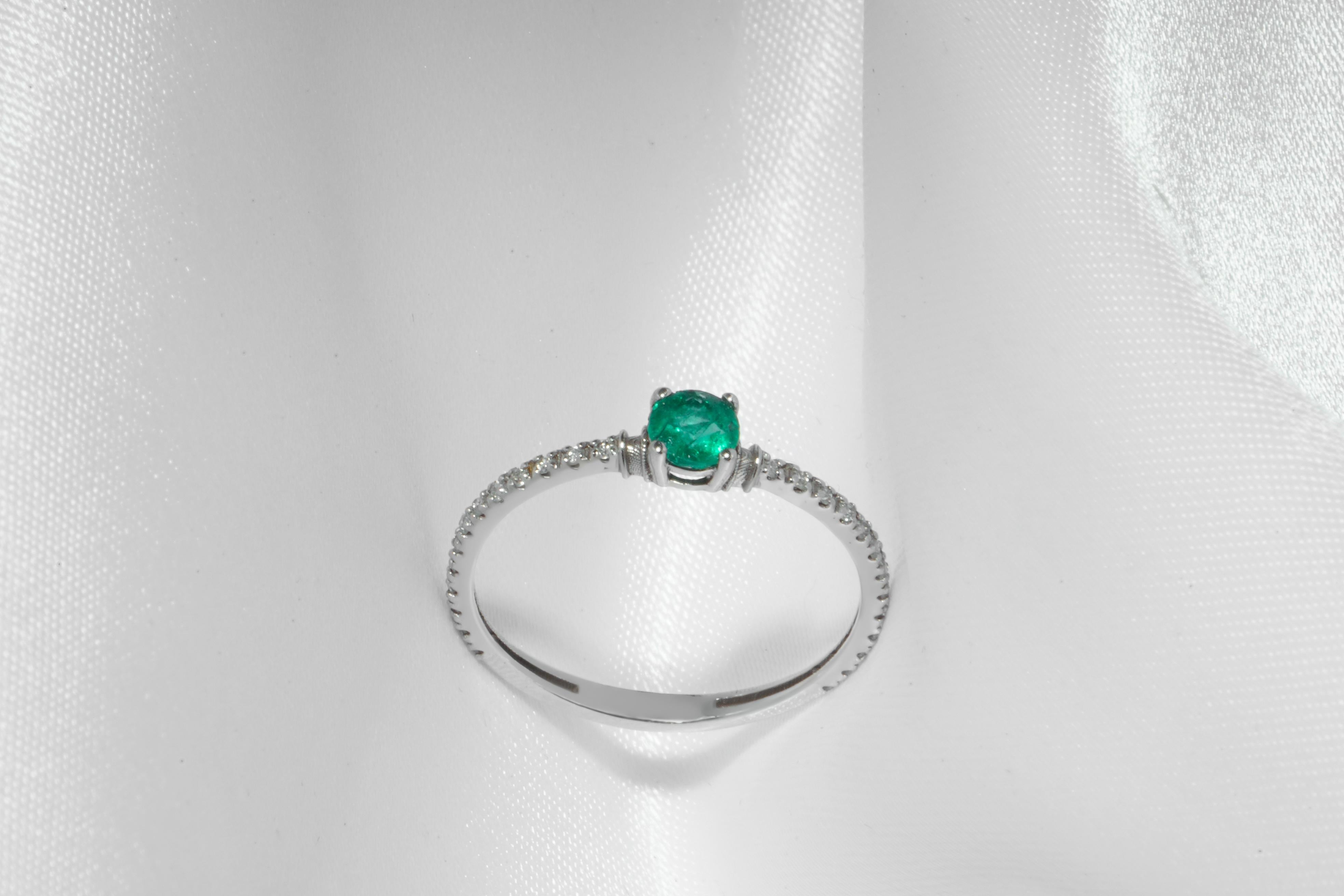 Brilliant Cut 18k Solid Gold Endalaus emerald ring