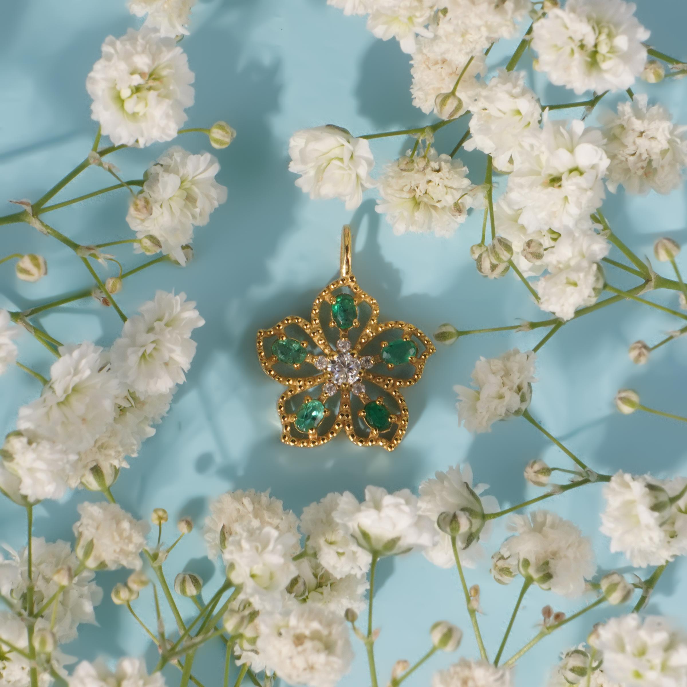 Taglio ovale Ciondolo a forma di fiore eterno in oro massiccio 18k (**con catena**) in vendita