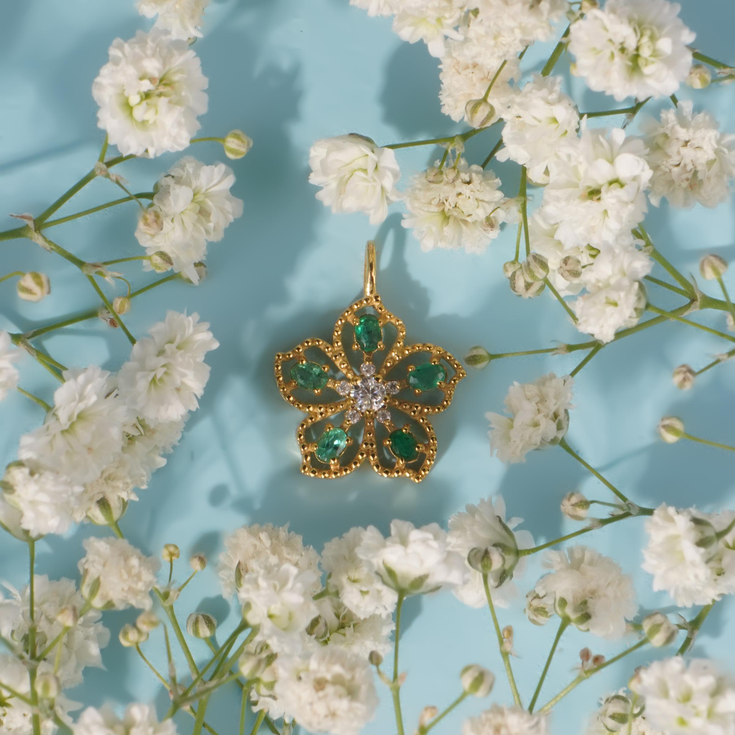 Taille ovale Pendentif fleur éternel en or massif 18 carats (**Avec chaîne**) en vente