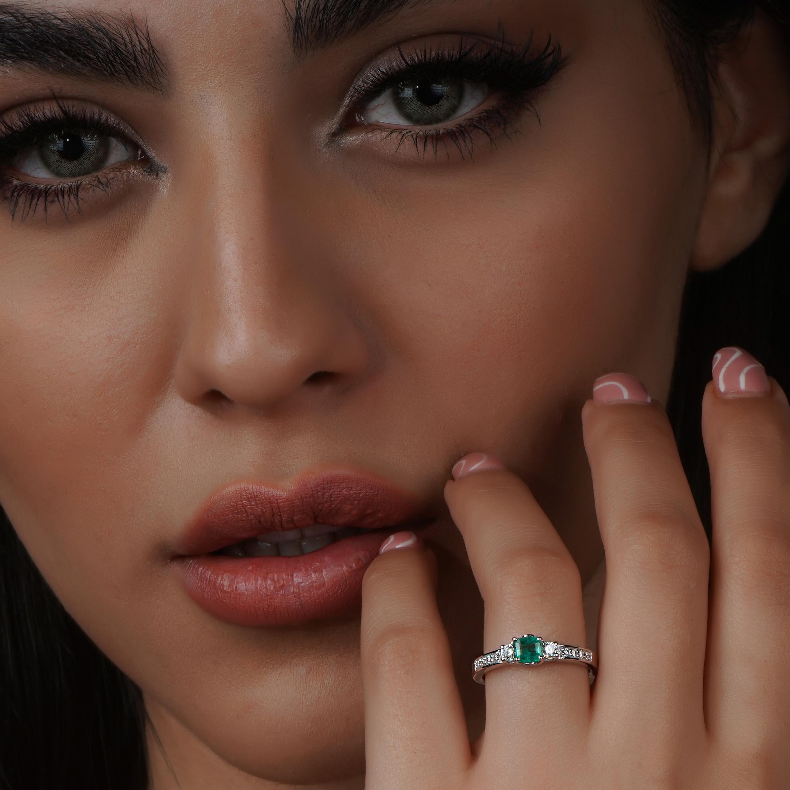 Are you looking for a gift that will make your loved one feel special? Do you want to treat yourself to a piece of jewelry that will make you shine? If so, look no further than our exquisite emerald ring!

Our exquisite emerald ring is a stunning