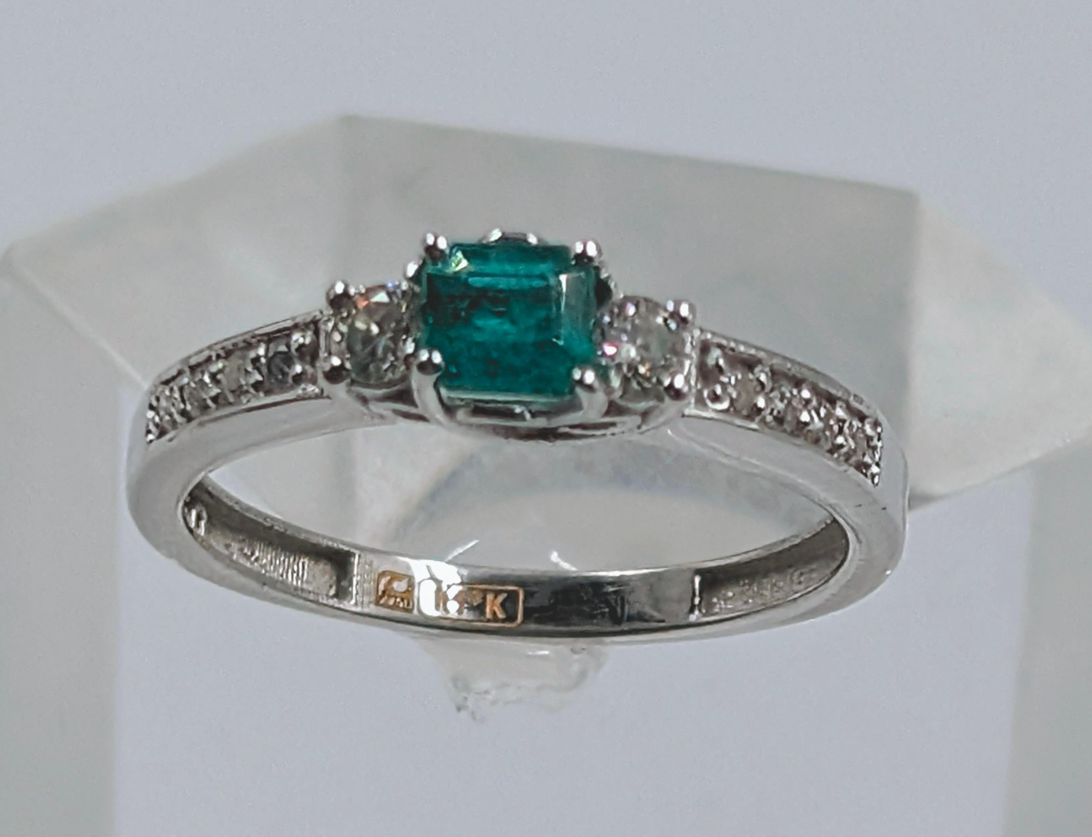 Emerald Cut 18k Solid Gold exquisite emerald ring For Sale