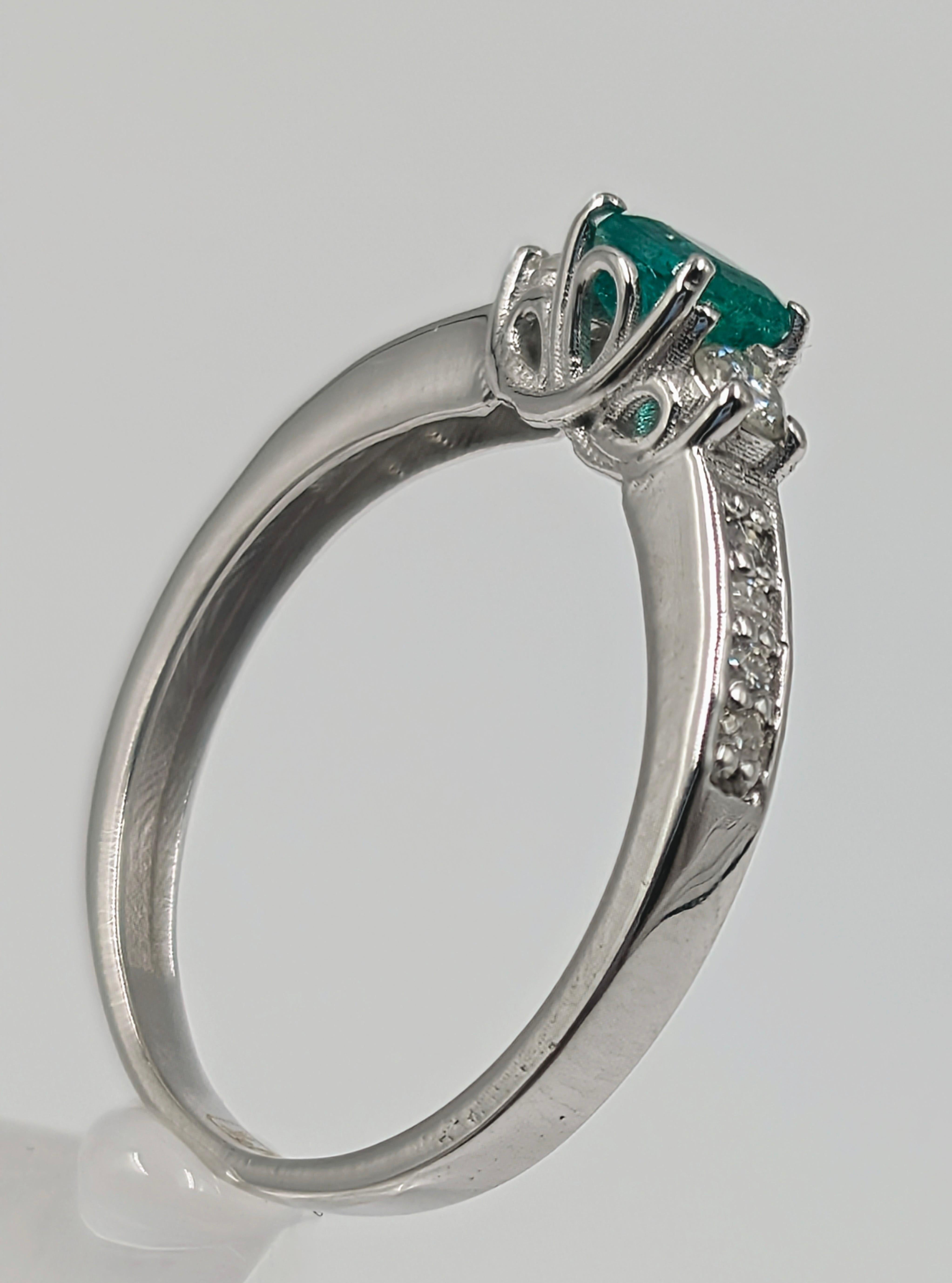 Women's or Men's 18k Solid Gold exquisite emerald ring For Sale