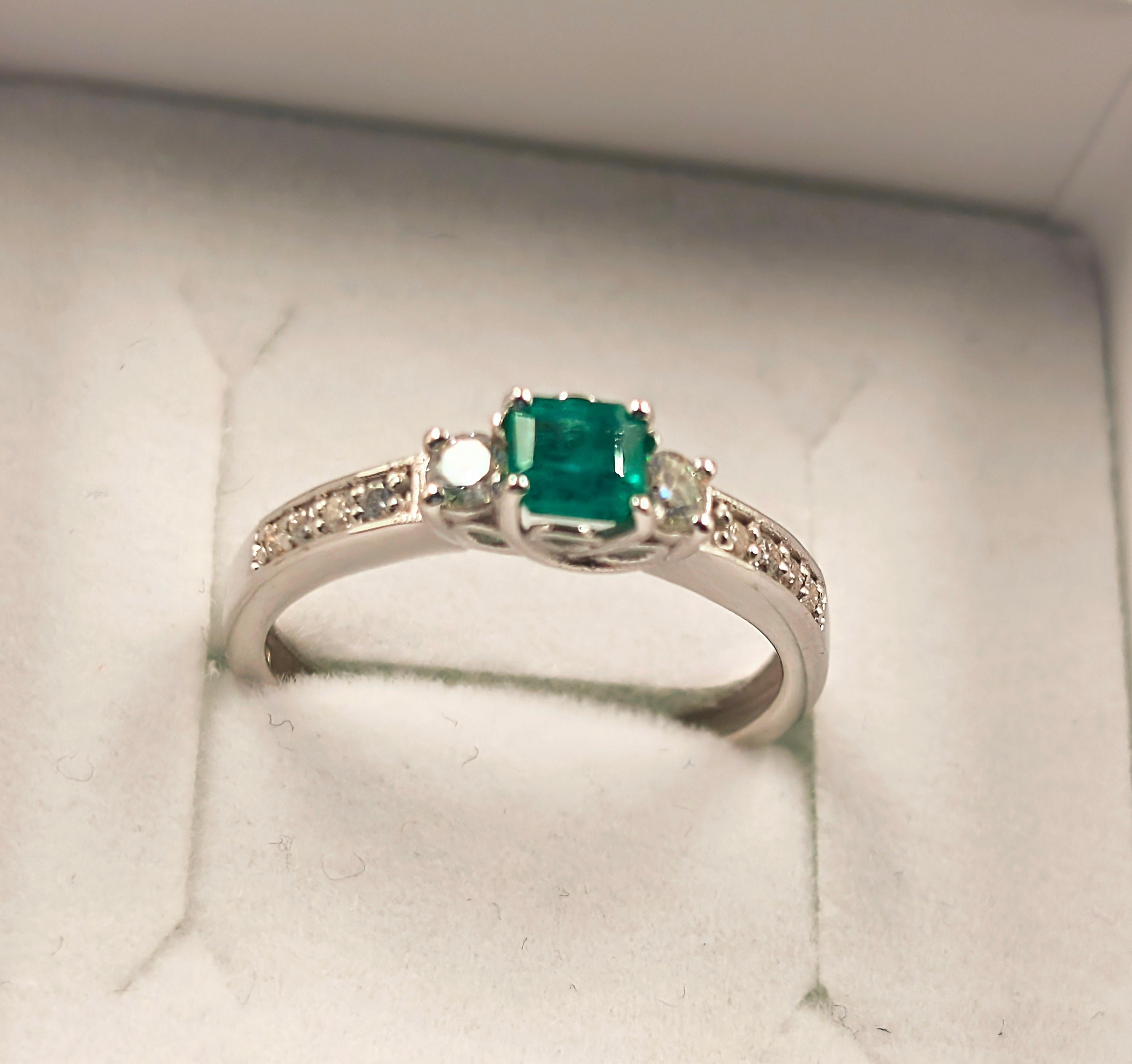 18k Solid Gold exquisite emerald ring For Sale 2