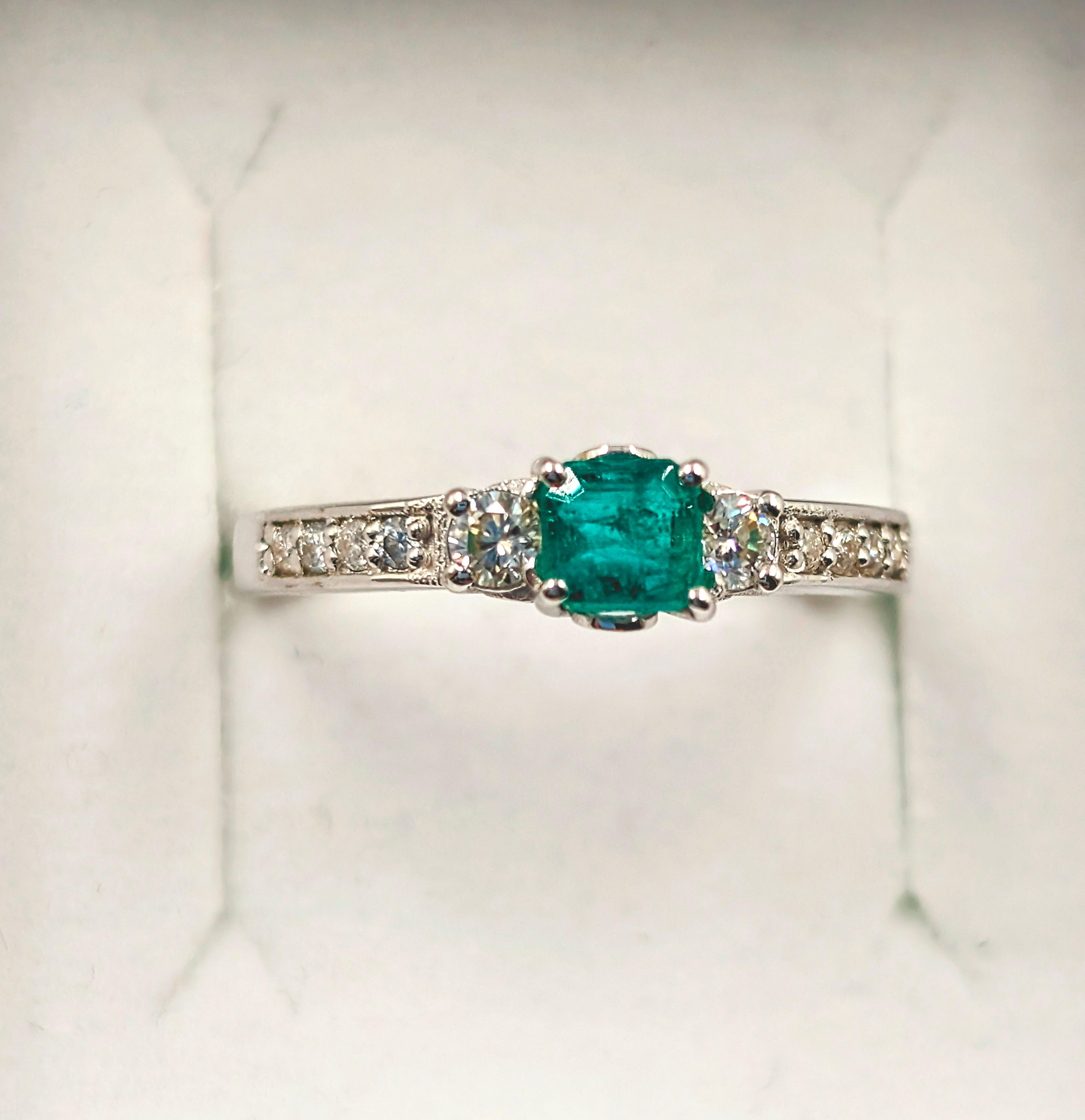 18k Solid Gold exquisite emerald ring For Sale 3