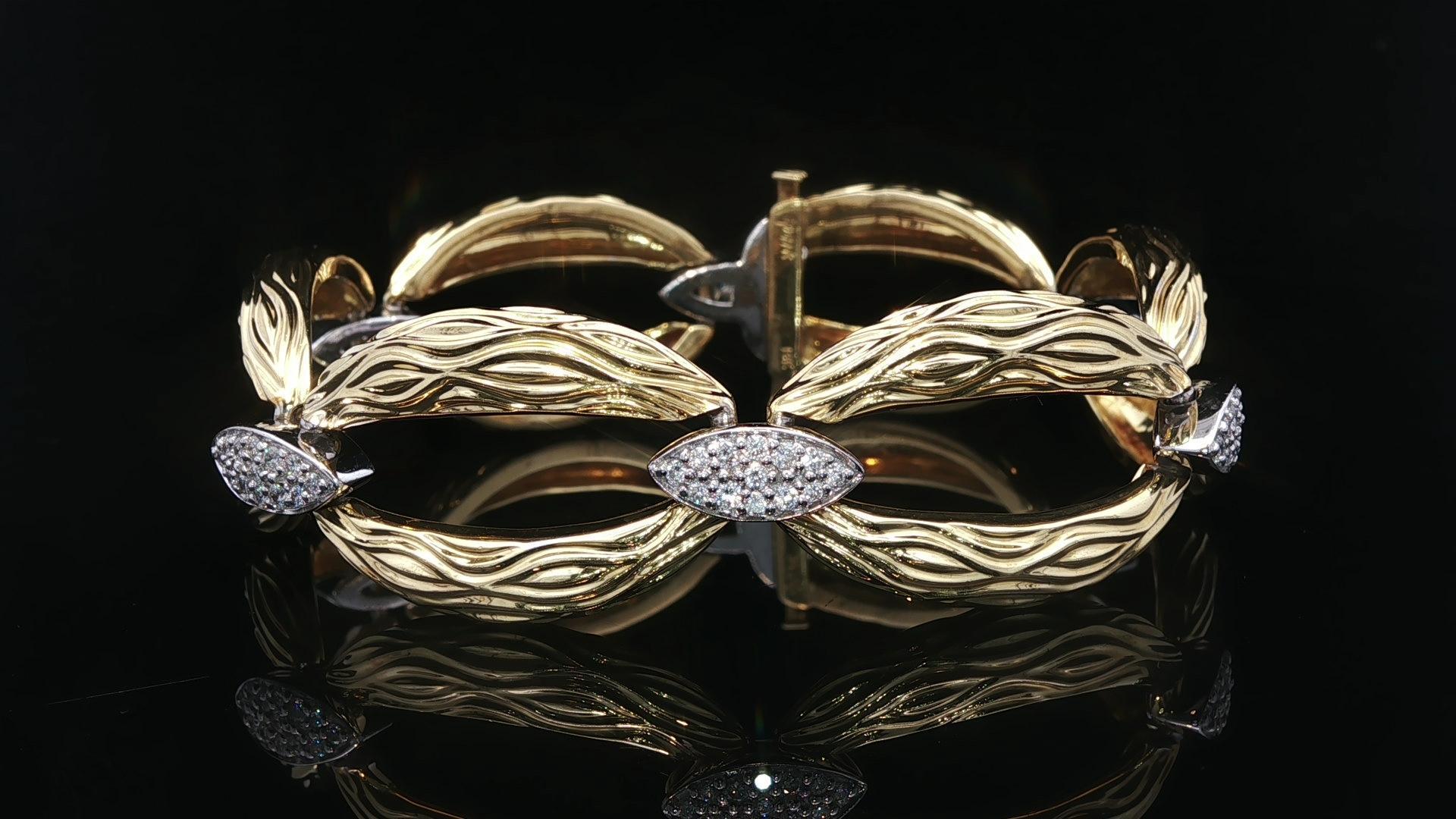 --Stone(s):--
(78) Natural Genuine Diamonds - Round Brilliant Cut - Prong Set - F/G Color - VS1/VS2 Clarity - 0.78ctw (approx.)

Material: Solid 18k Yellow & White Gold
Weight: 39.7 Grams
Bracelet Type: Alternated Diamond link with Wavy Textured