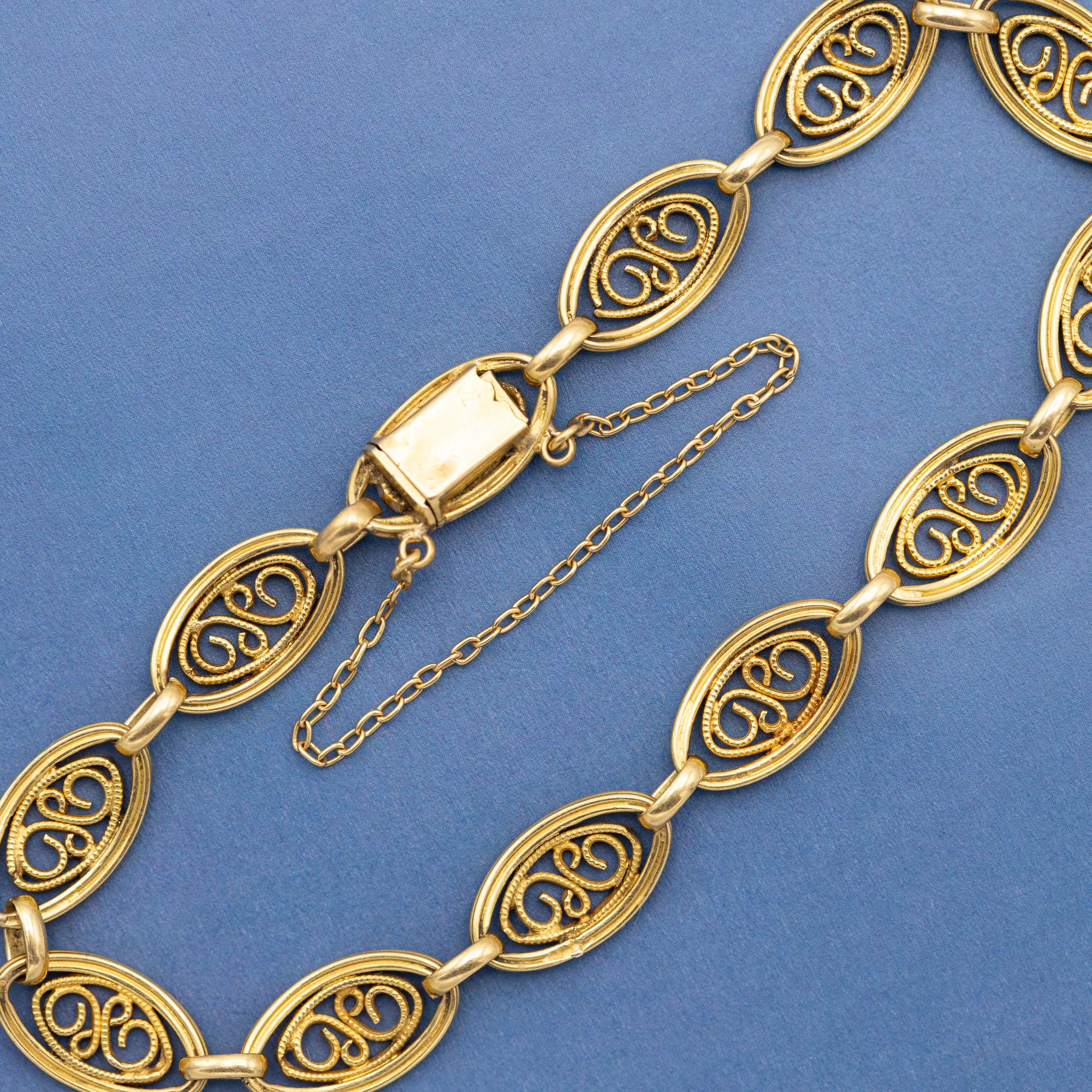 Zu verkaufen ist diese Vintage Scroll Armband verbunden. Dieses schwere, aber elegante Armband ist aus 18 Karat Gelbgold gefertigt. Es ist nicht gekennzeichnet, wurde aber auf 18 Karat Massivgold geprüft. Es ist in gutem Zustand in Anbetracht seines