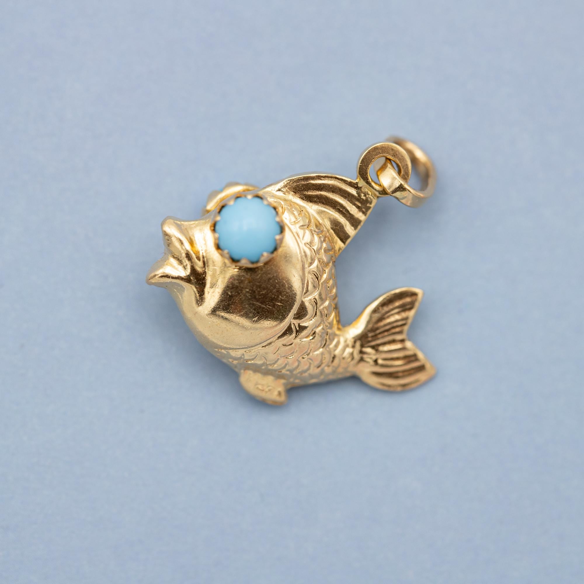 For sale is this vintage fish charm crafted in 18 ct yellow gold. This lovely charm is hallmarked with a 750 mark and an Italian hallmark from before 1970. It is well detailled and set with two cabochon shaped turquoise stones as eyes.

This cute