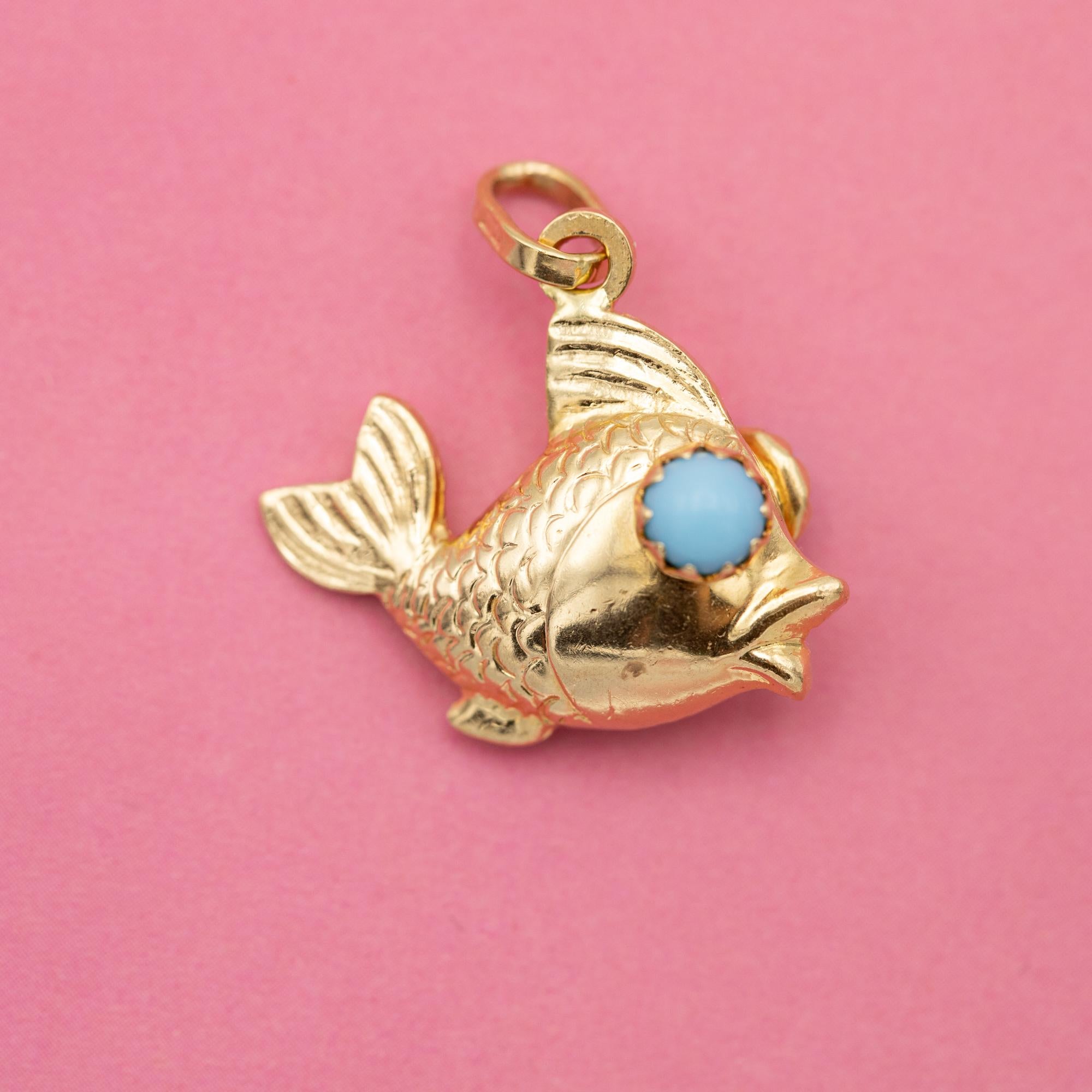 Cabochon 18k solid gold Fish pendant - Venetian Etruscan - 1960's - Cute Italian charm For Sale