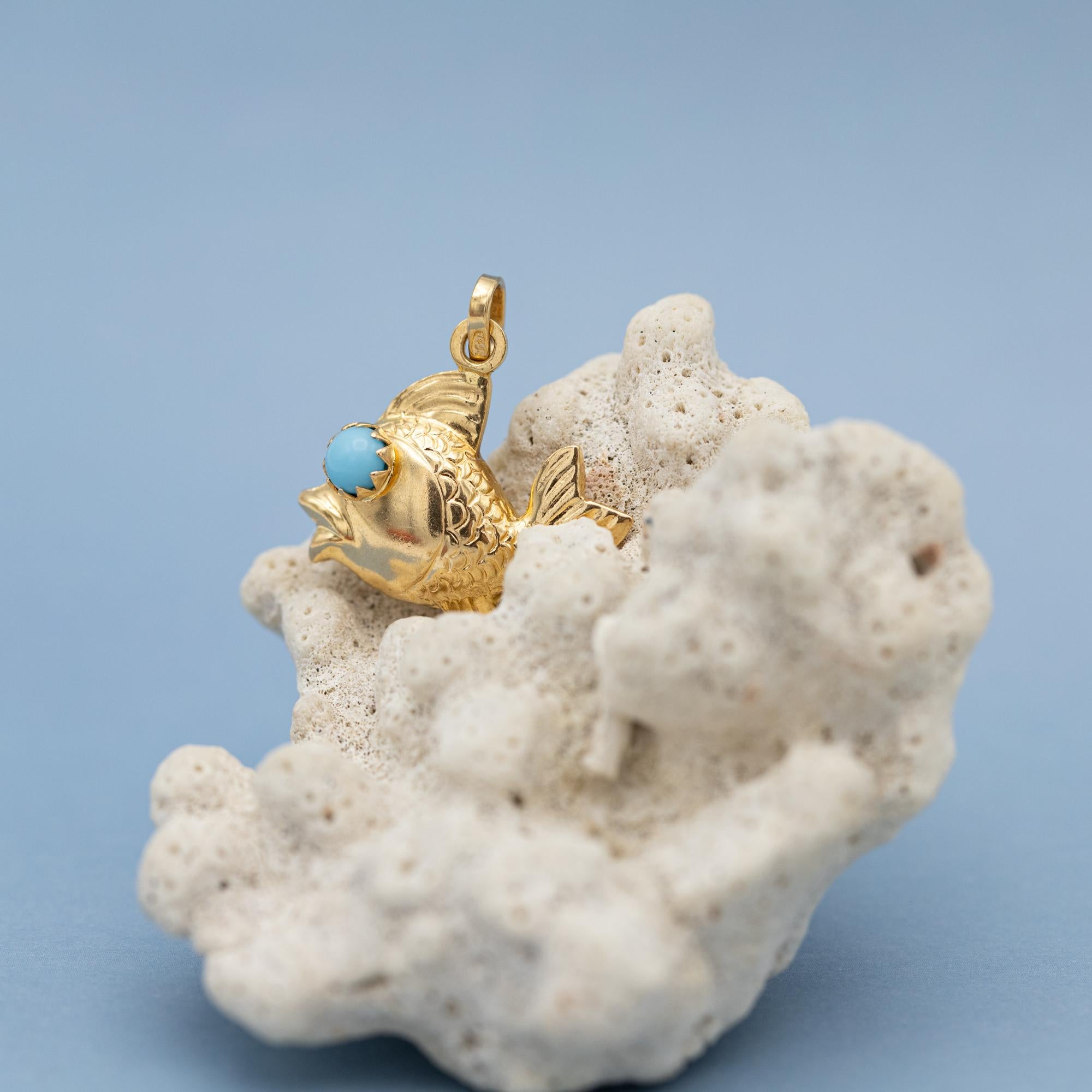 Women's or Men's 18k solid gold Fish pendant - Venetian Etruscan - 1960's - Cute Italian charm For Sale