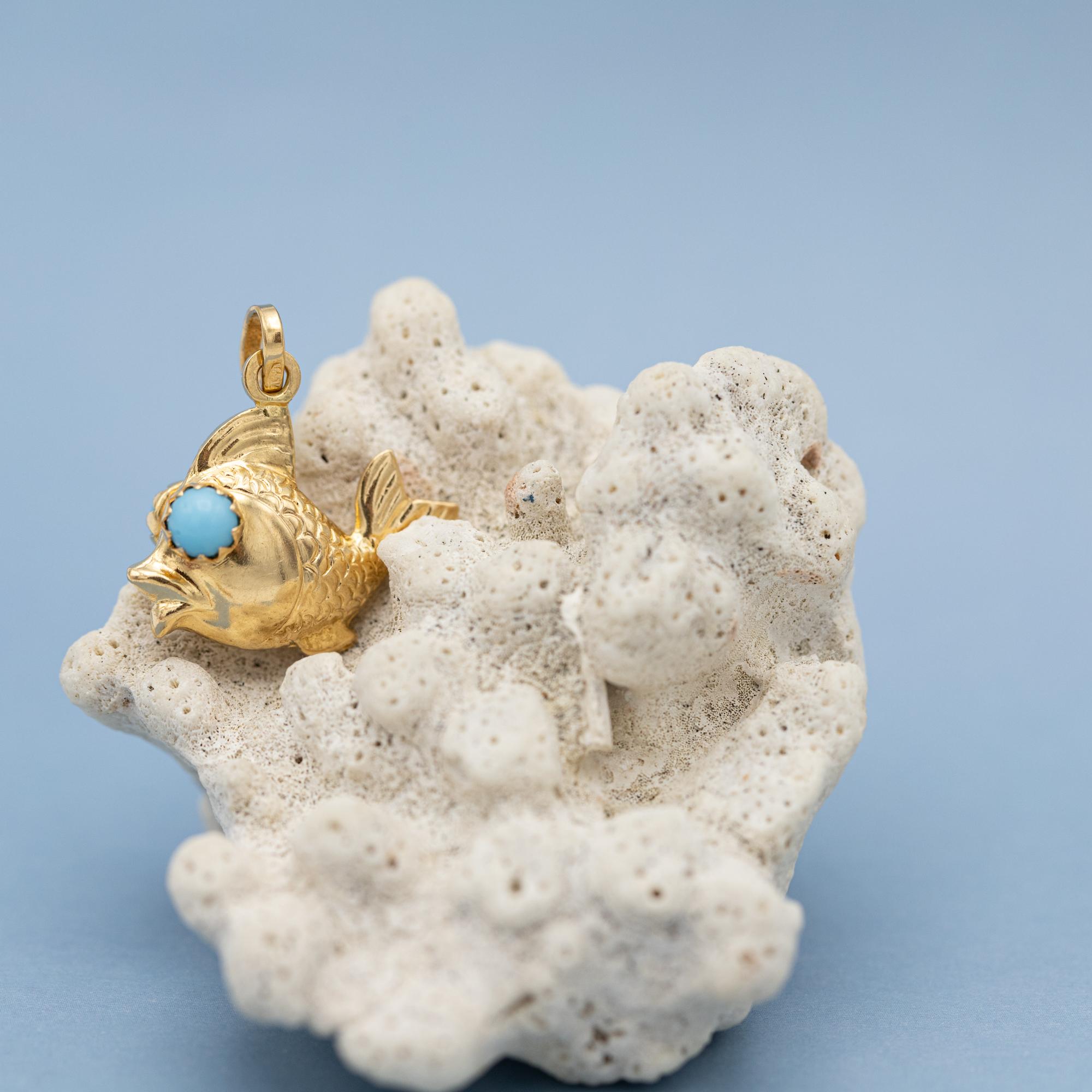 18k solid gold Fish pendant - Venetian Etruscan - 1960's - Cute Italian charm For Sale 1