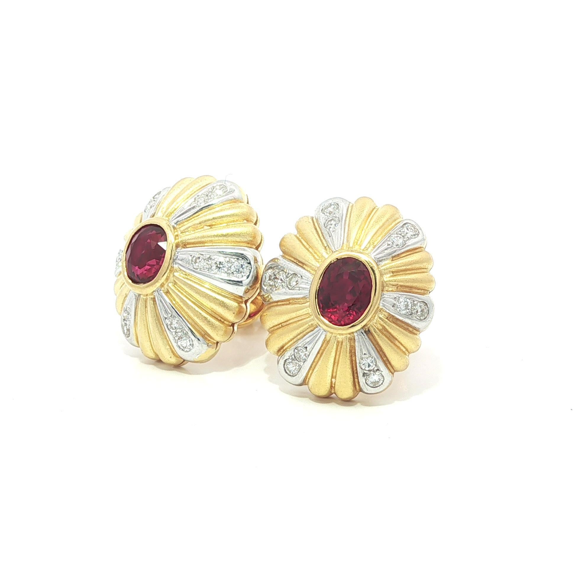 Taille brillant 18k Solid Gold GIA 1.25ctw Bezel Ruby & Diamond Dual Finish Burst Stud Earrings en vente