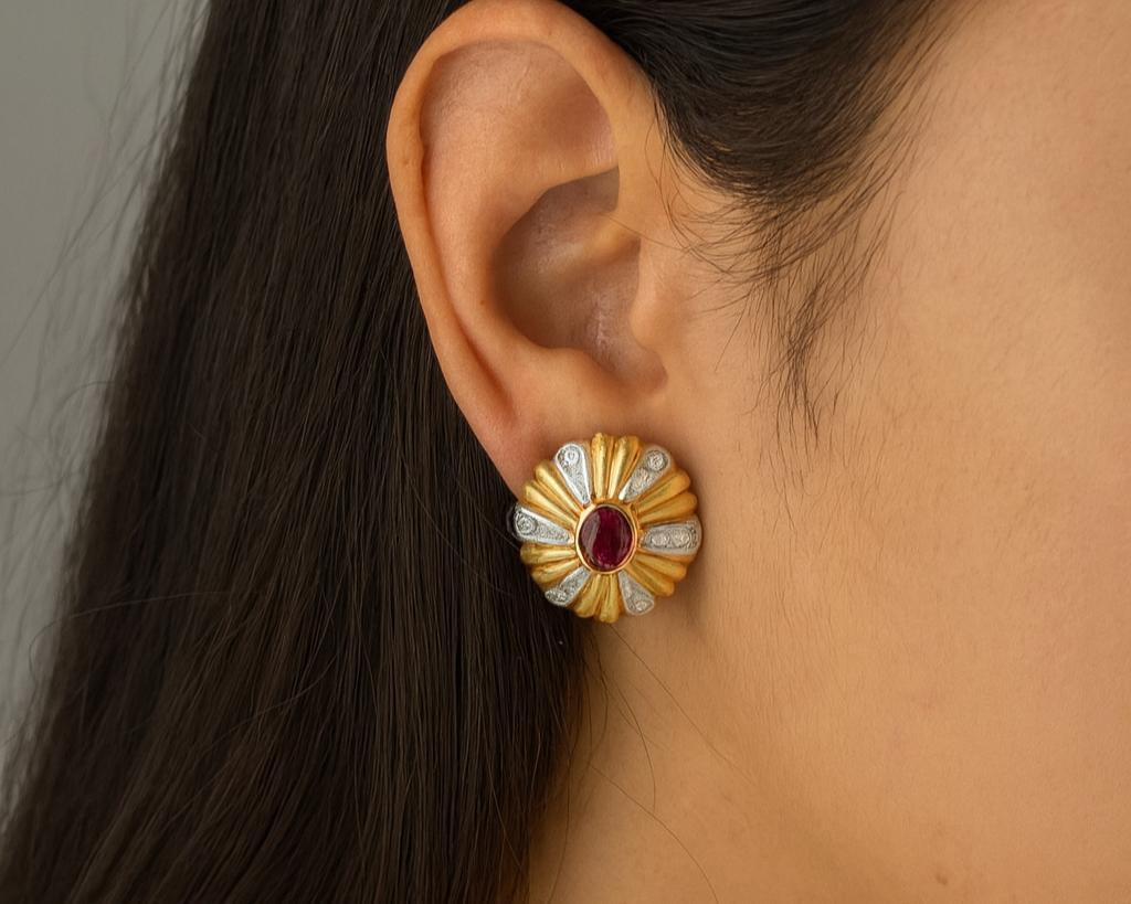 18k Solid Gold GIA 1.25ctw Bezel Ruby & Diamond Dual Finish Burst Stud Earrings en vente 3