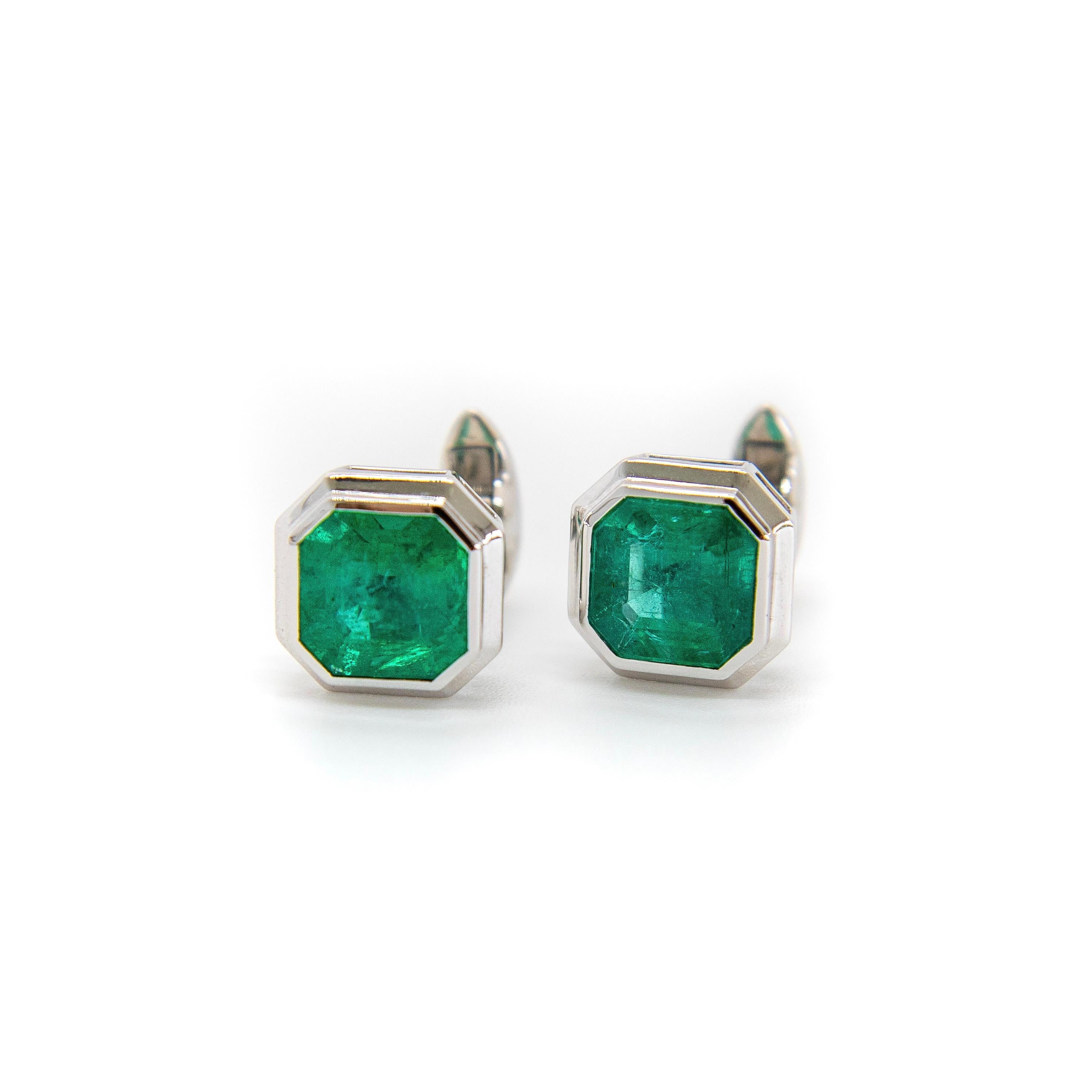 18K Solid Gold Hand Made Emerald Bezel Set Cufflinks In New Condition For Sale In Sai Kung District, HK
