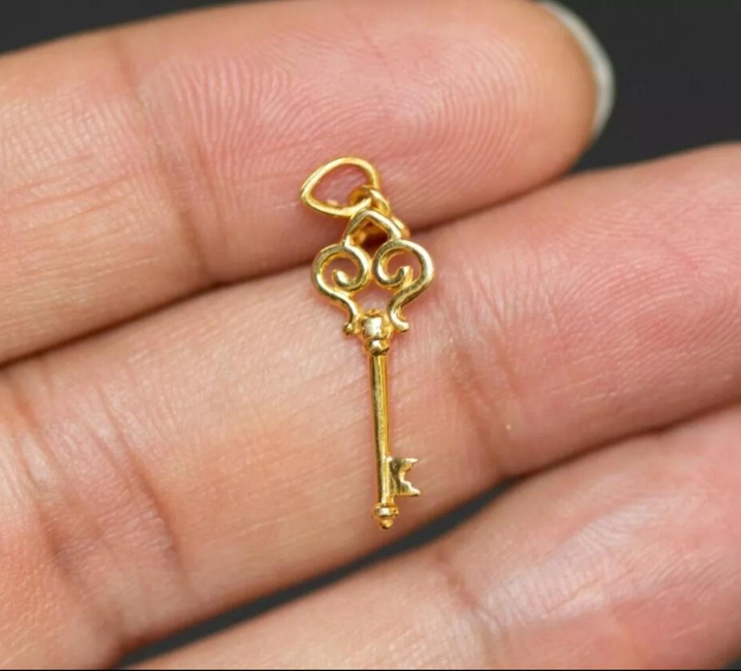 Pendentif en or massif 18K avec breloque en forme de clé pendentif en or Minimalist Necklaces en vente 2