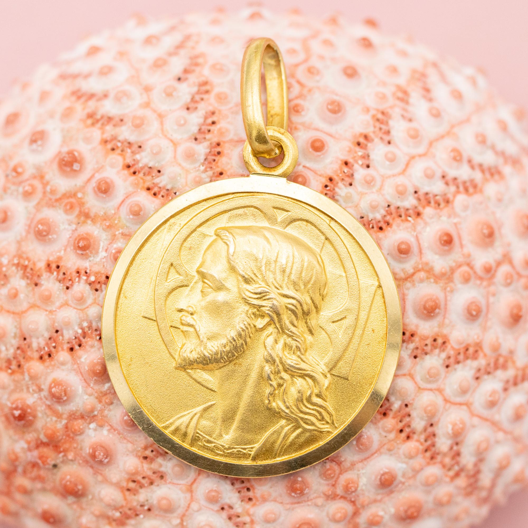 Se vende este precioso colgante que representa a Jesucristo. Este colgante de oro amarillo de 18 quilates se fabricó en Italia y lleva la marca 750 y una marca de fabricante de Arezzo de antes de 1970, concretamente de uno aerre. En la parte