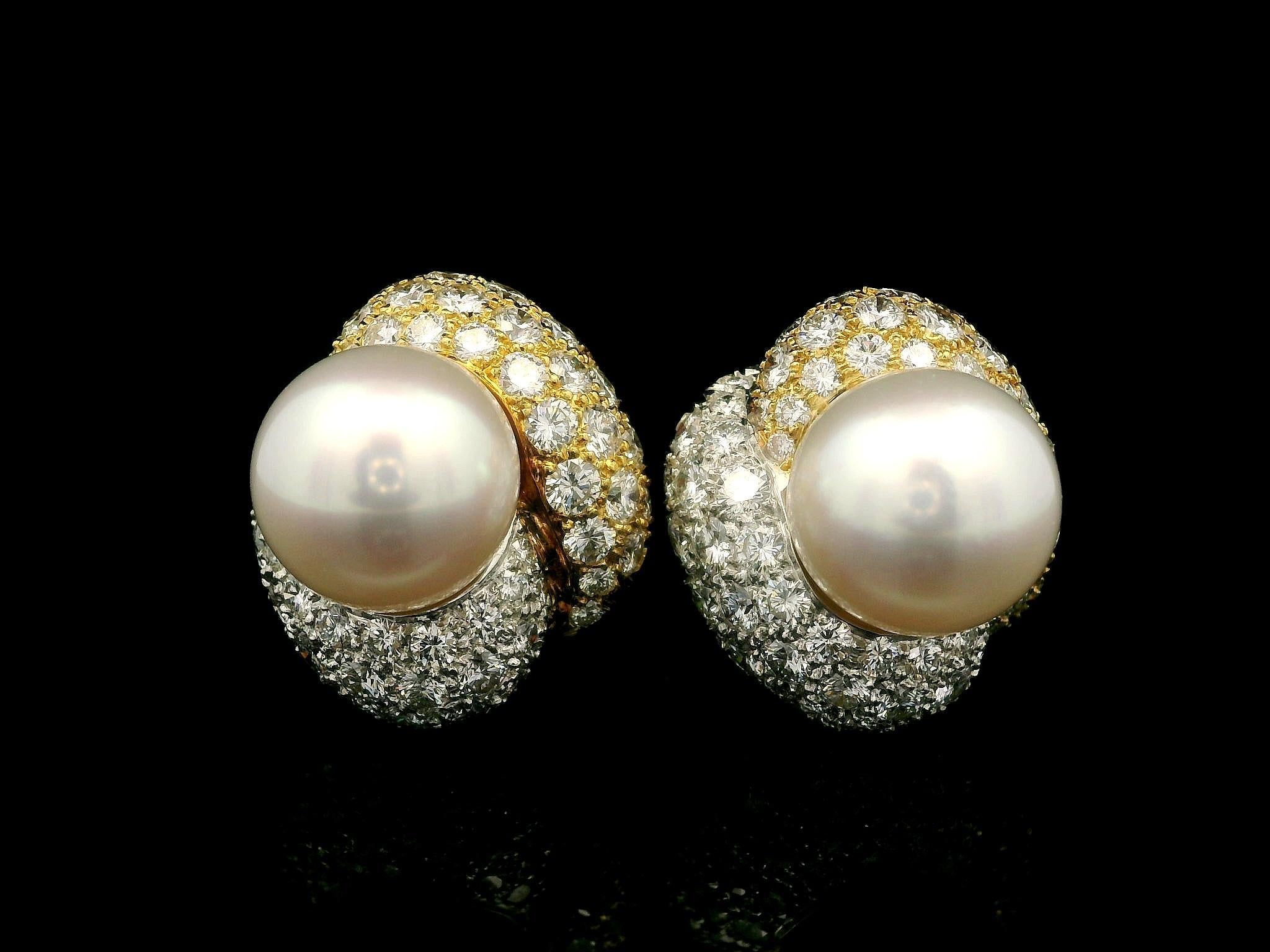 --Töne:--
2 echte Südsee-Zuchtperlen - runde Form - hohe Qualität - weiße Farbe mit leichtem rosa Unterton - hervorragender Glanz - je ca. 12,8 mm.
144 natürliche, echte Diamanten - runder Brillantschliff - Pave Set - Farbe F/G - Reinheit VVS2-VS2 -