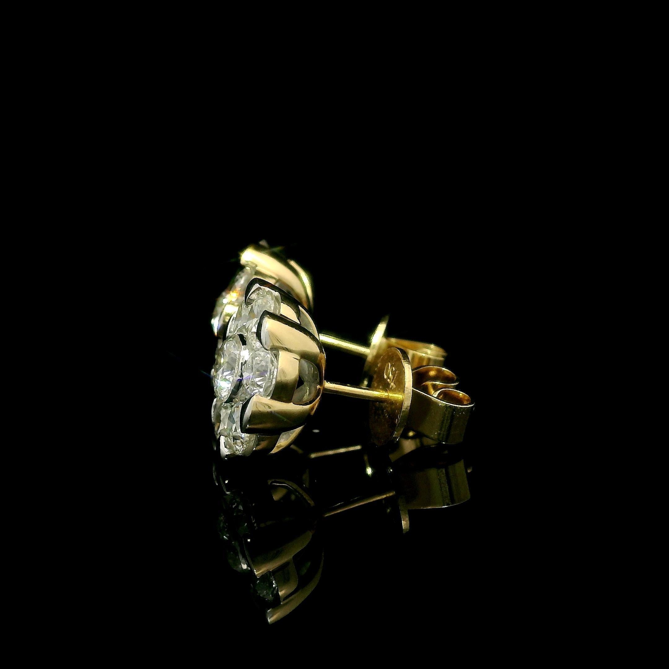 Orecchini in oro massiccio 18k di alta qualità con diamante illusorio a grappolo floreale da 3 ct. in vendita 5