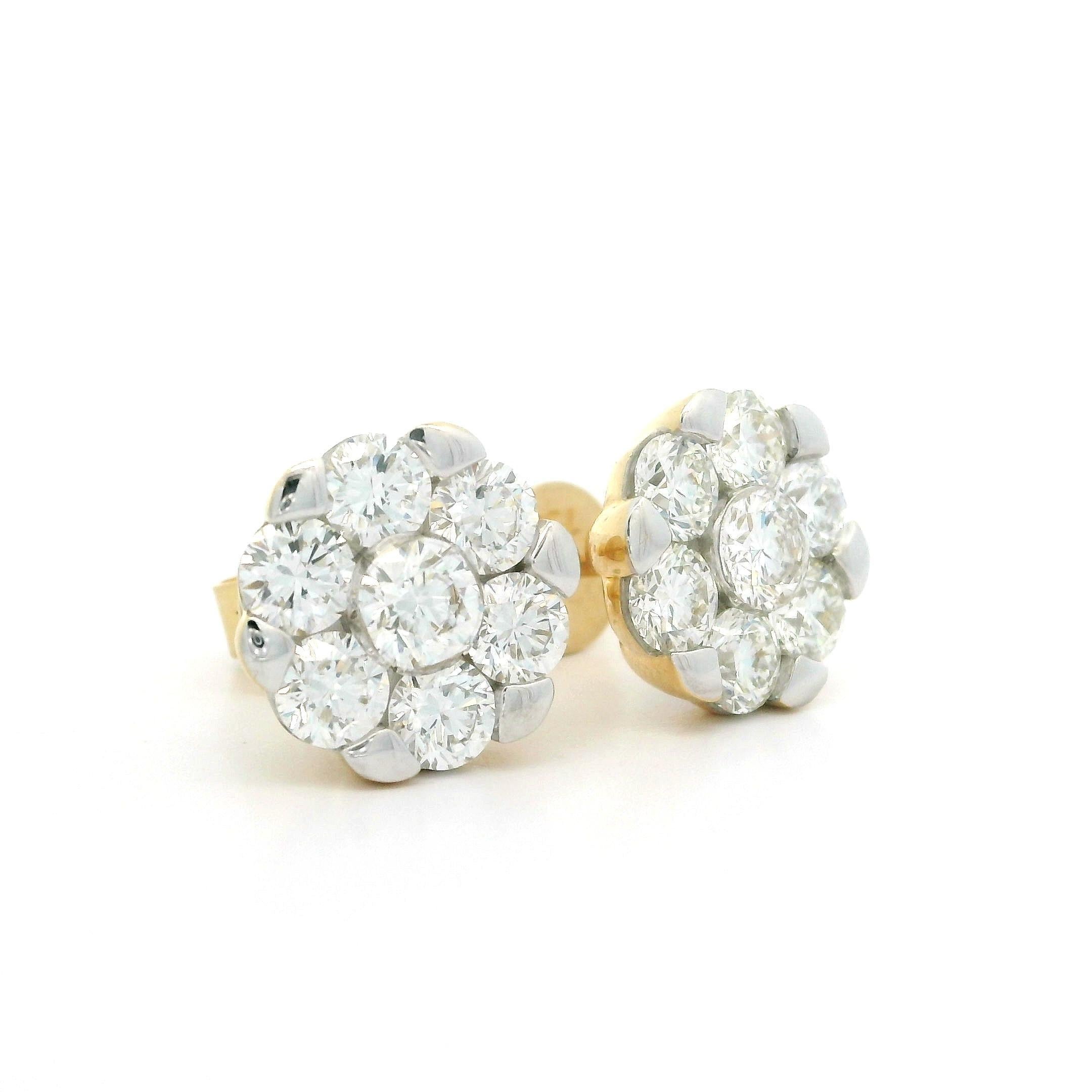 Orecchini in oro massiccio 18k di alta qualità con diamante illusorio a grappolo floreale da 3 ct. in vendita 8