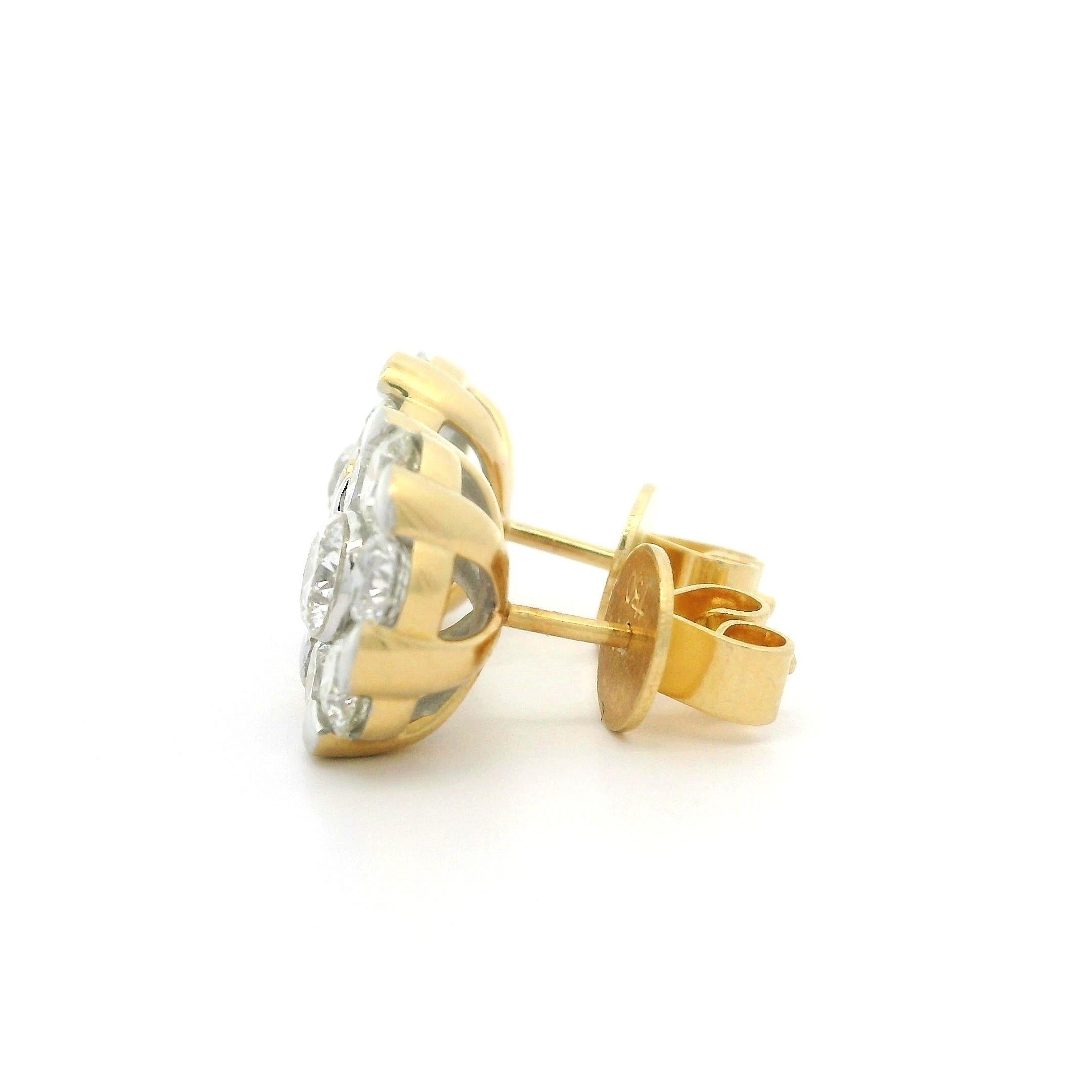 Orecchini in oro massiccio 18k di alta qualità con diamante illusorio a grappolo floreale da 3 ct. in vendita 10