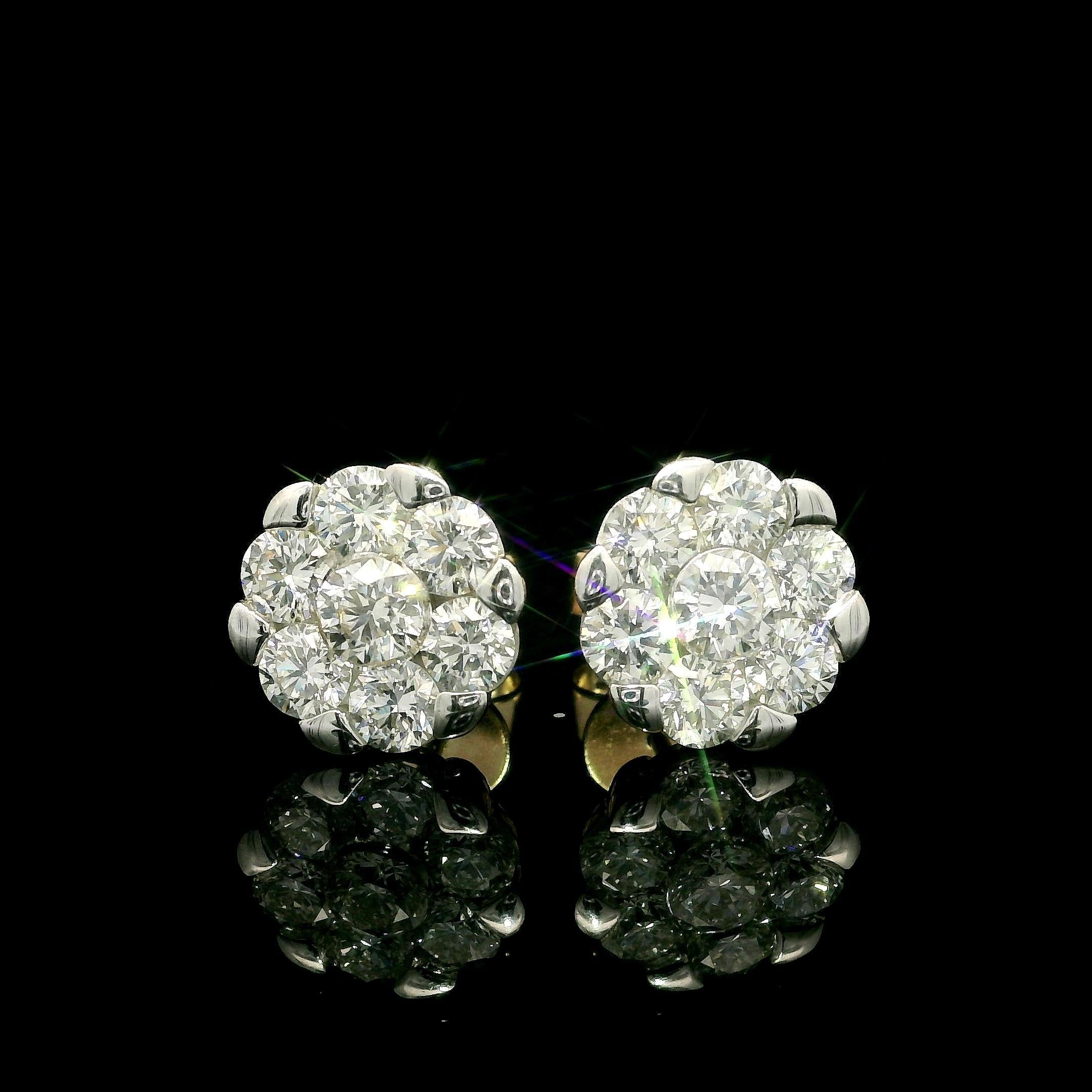 Orecchini in oro massiccio 18k di alta qualità con diamante illusorio a grappolo floreale da 3 ct. in vendita 12