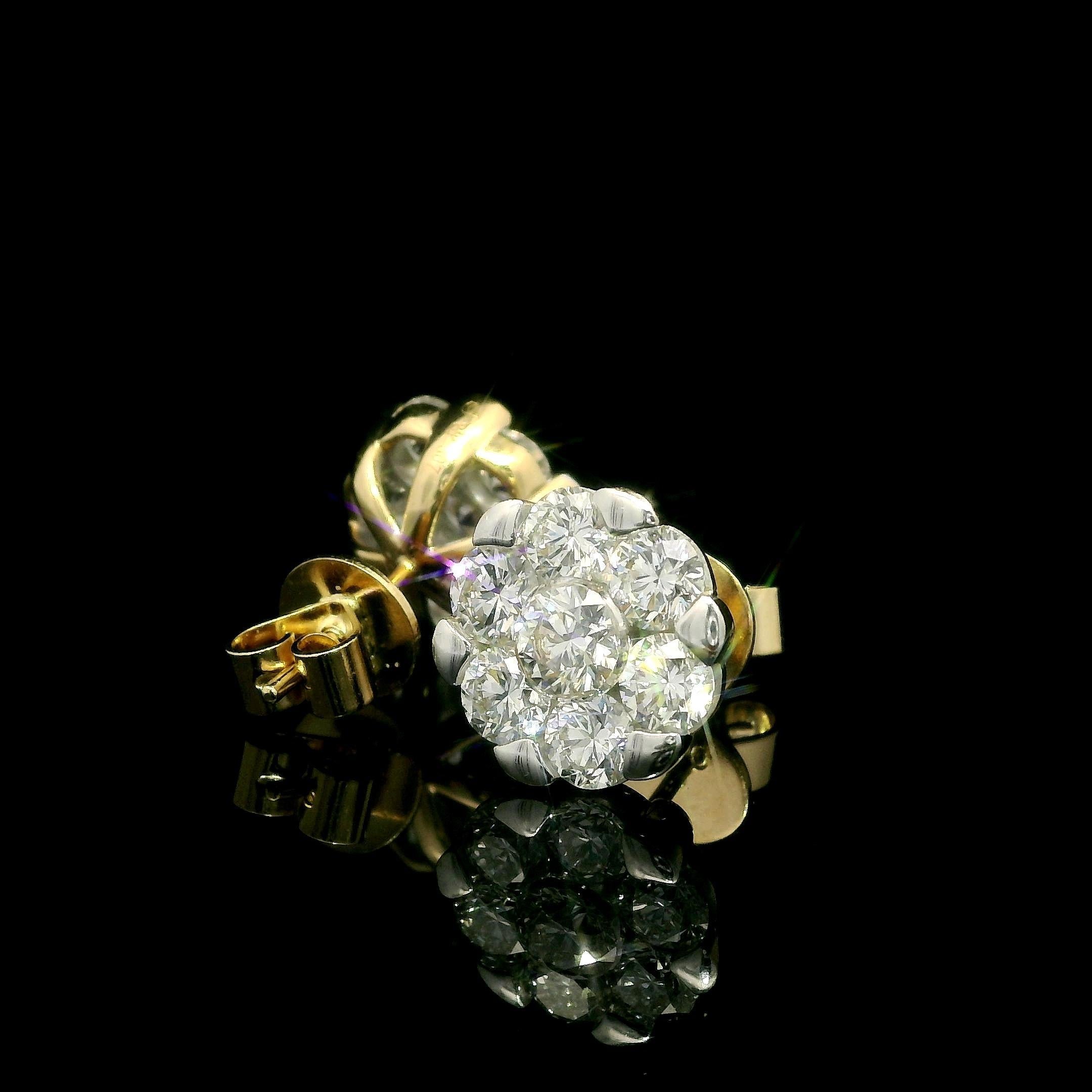 -A. Stone: --
(14) Diamanti naturali autentici - Taglio tondo brillante - Incastonatura a forcella e invisibile - Colore H. I+I - Purezza VS1/VS2 - 3,0ctw (circa)

Materiale: Oro giallo massiccio 18k con parte superiore in oro bianco
Peso: 6,21