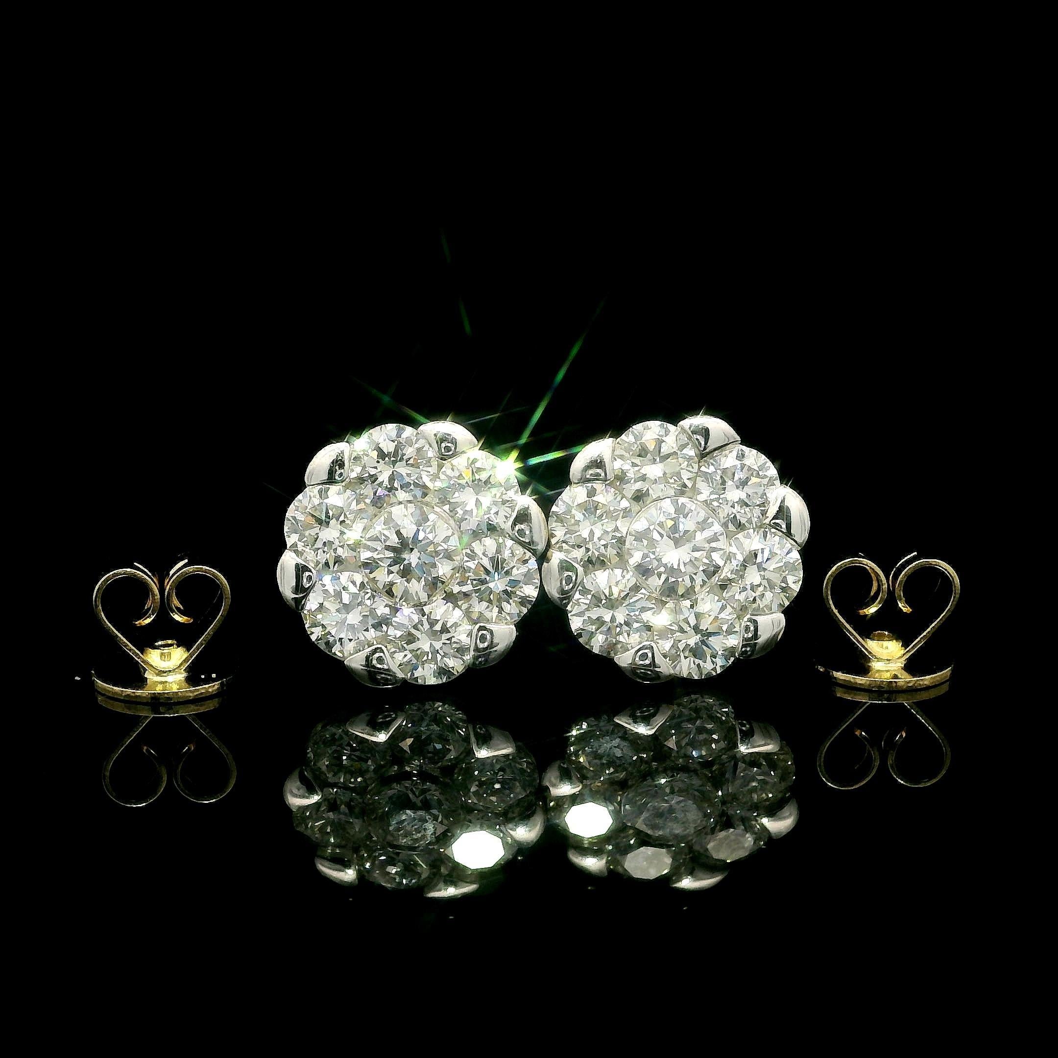 Taglio brillante Orecchini in oro massiccio 18k di alta qualità con diamante illusorio a grappolo floreale da 3 ct. in vendita