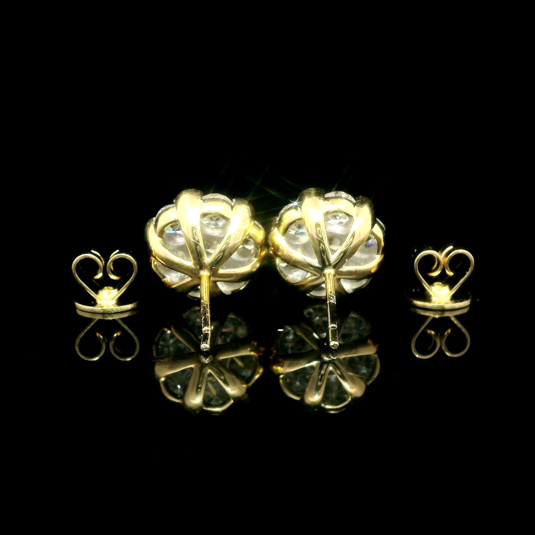 Orecchini in oro massiccio 18k di alta qualità con diamante illusorio a grappolo floreale da 3 ct. In condizioni ottime in vendita a Montclair, NJ