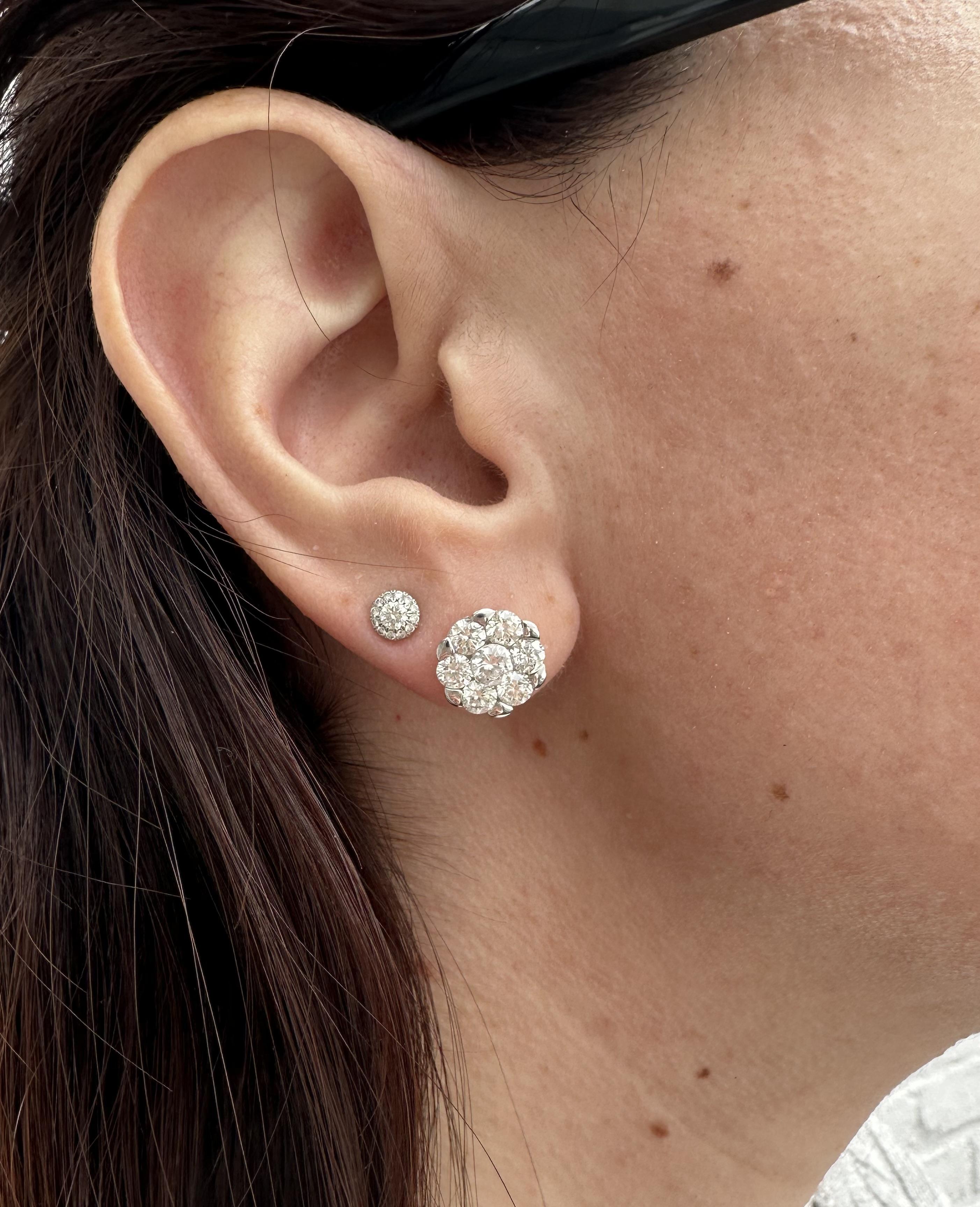 Donna Orecchini in oro massiccio 18k di alta qualità con diamante illusorio a grappolo floreale da 3 ct. in vendita