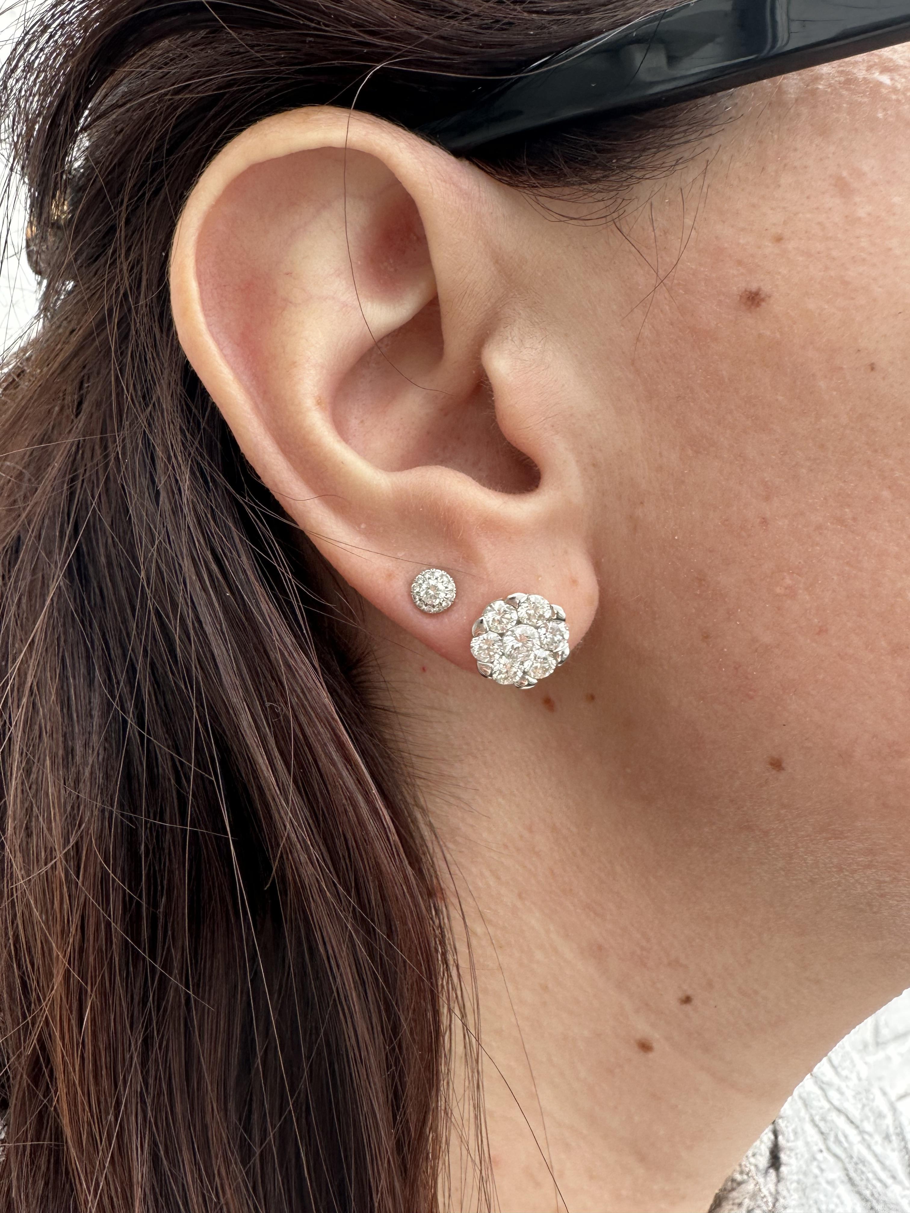 Orecchini in oro massiccio 18k di alta qualità con diamante illusorio a grappolo floreale da 3 ct. in vendita 1