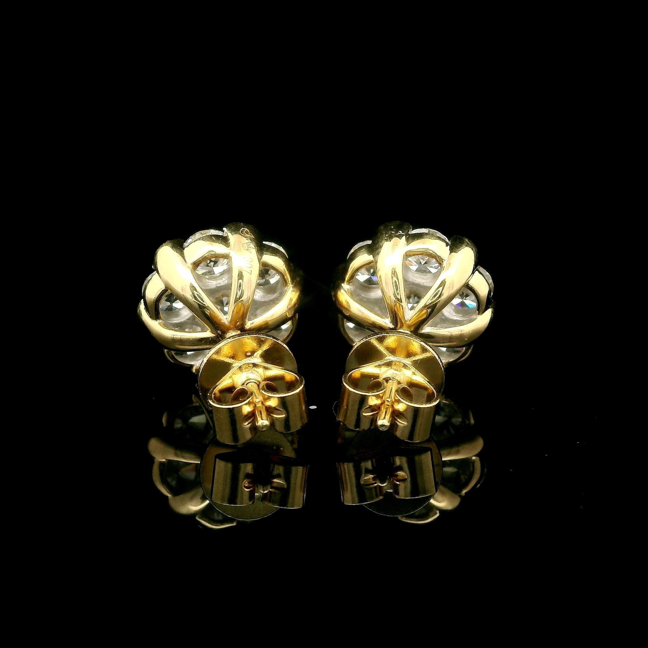 Orecchini in oro massiccio 18k di alta qualità con diamante illusorio a grappolo floreale da 3 ct. in vendita 2