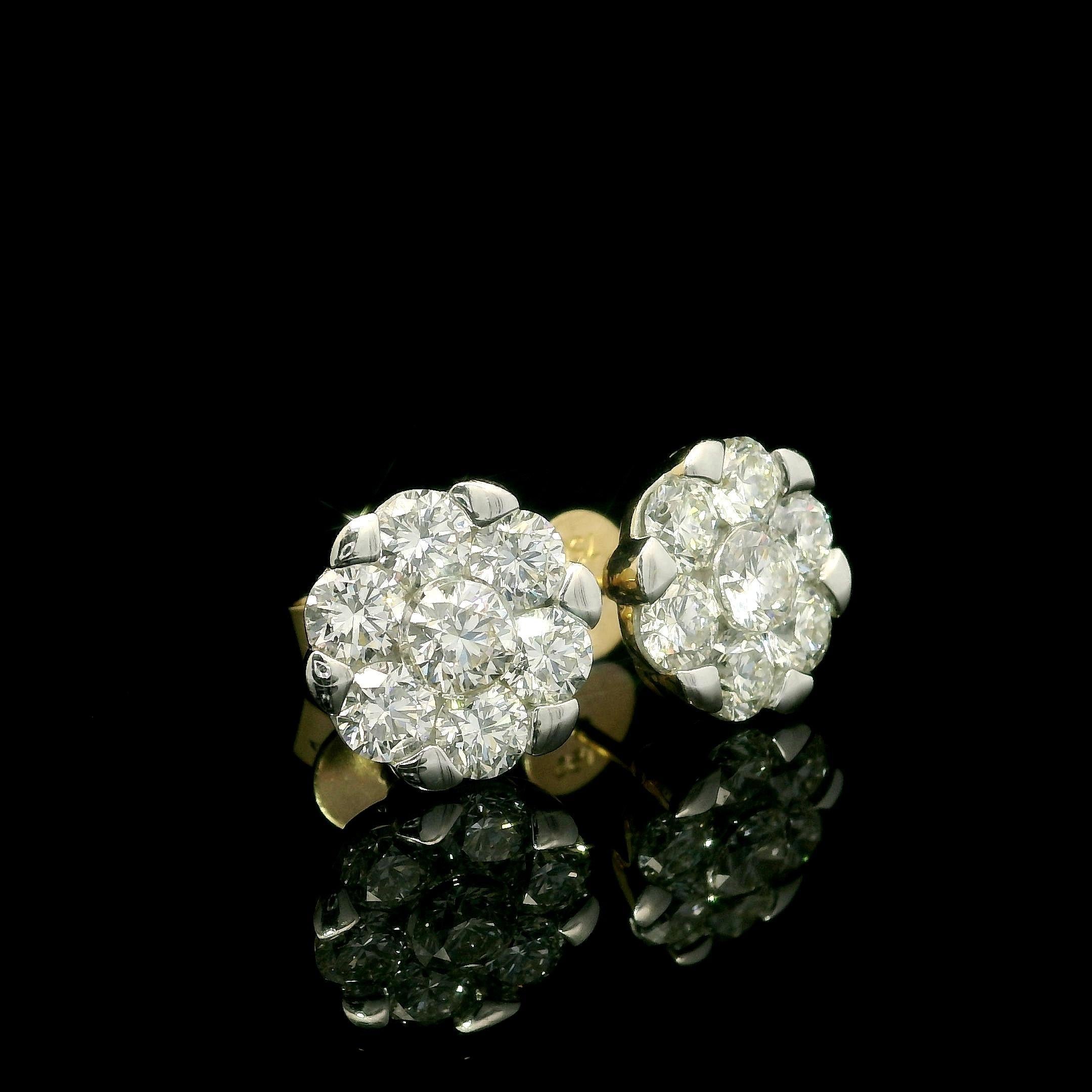 Orecchini in oro massiccio 18k di alta qualità con diamante illusorio a grappolo floreale da 3 ct. in vendita 3