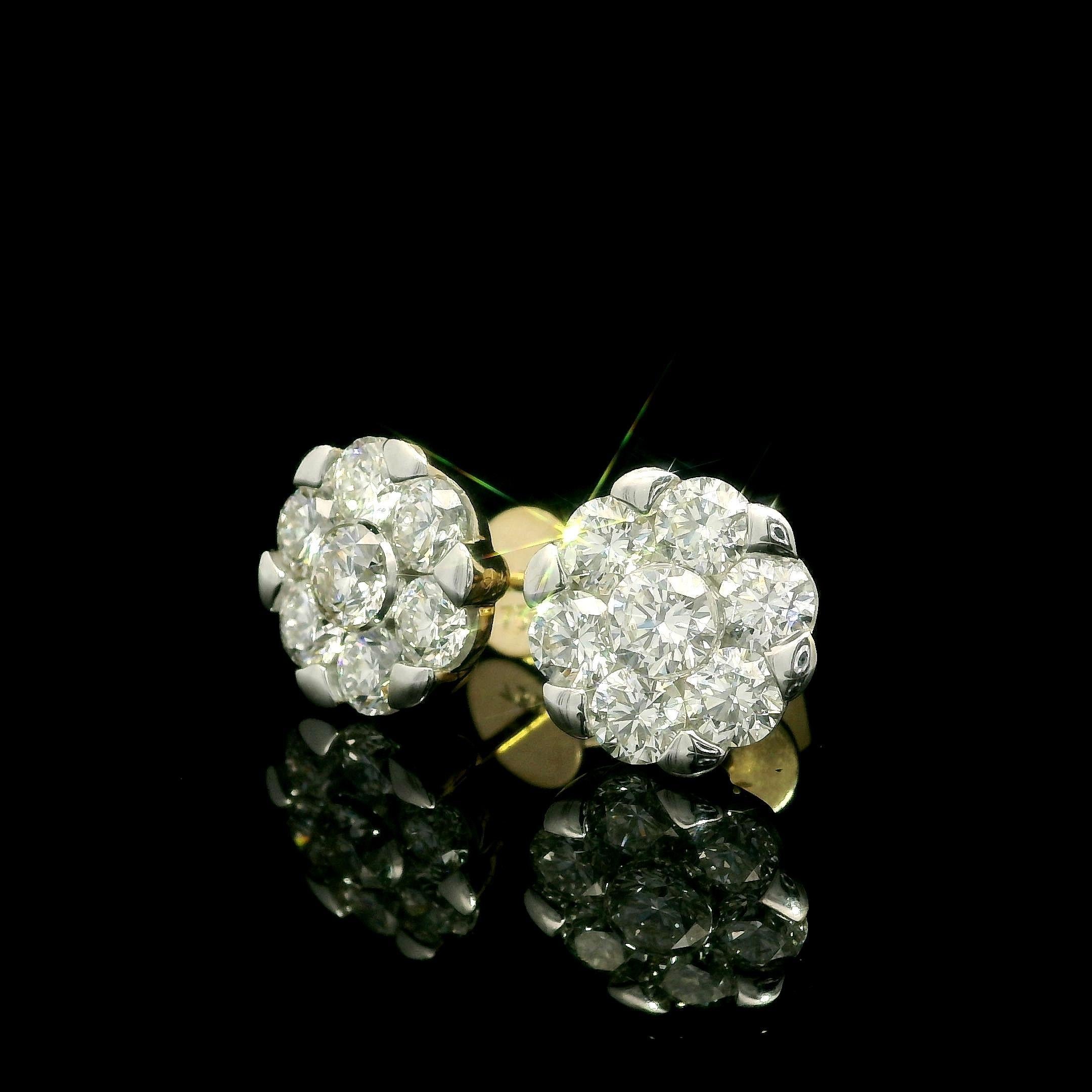 Orecchini in oro massiccio 18k di alta qualità con diamante illusorio a grappolo floreale da 3 ct. in vendita 4
