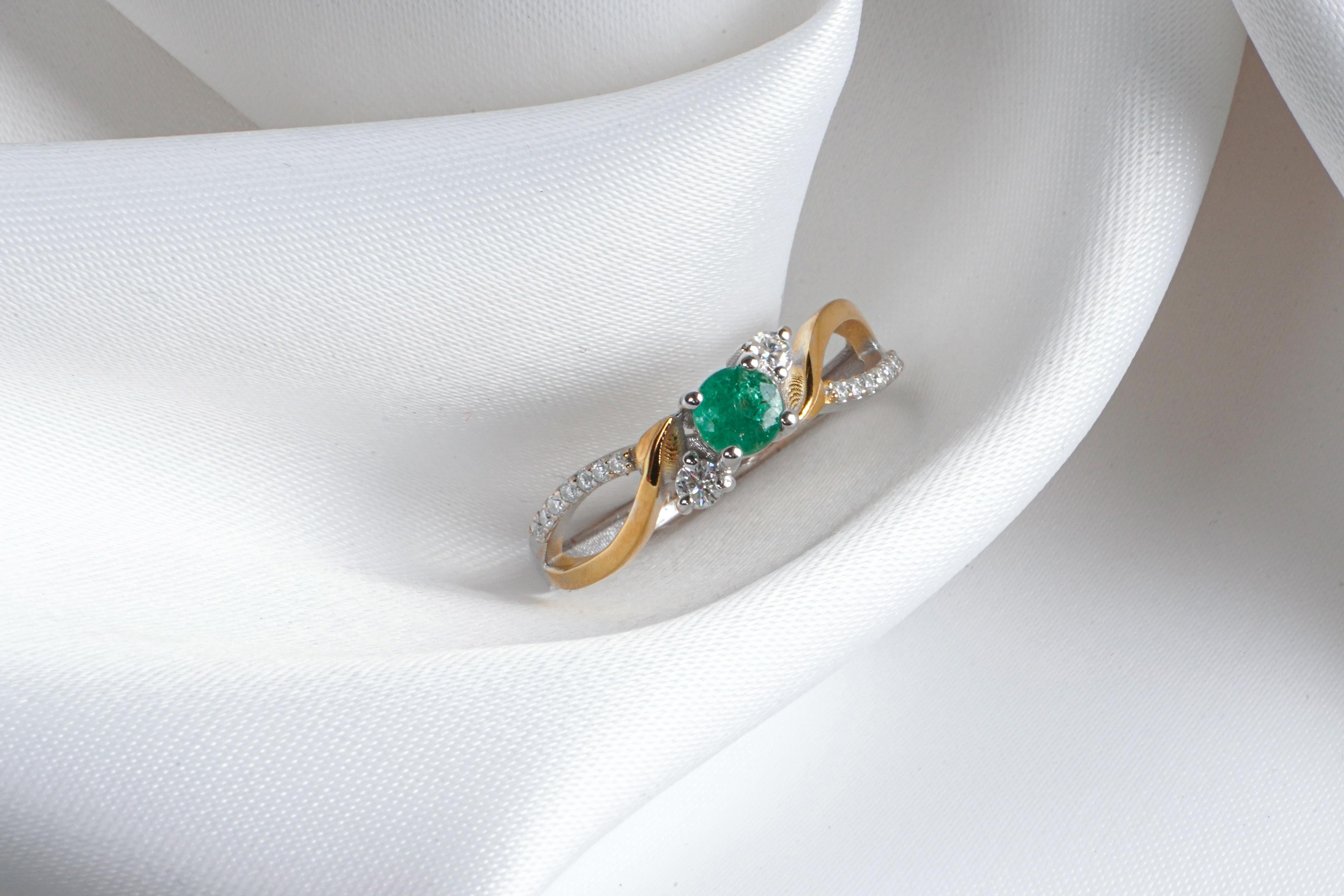 18k Massiv Gold  lover's universe Smaragdring (Brillantschliff) im Angebot