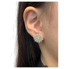Boucles d
oreilles en or massif 18K Marguerite Flower Diamond Stud Ears