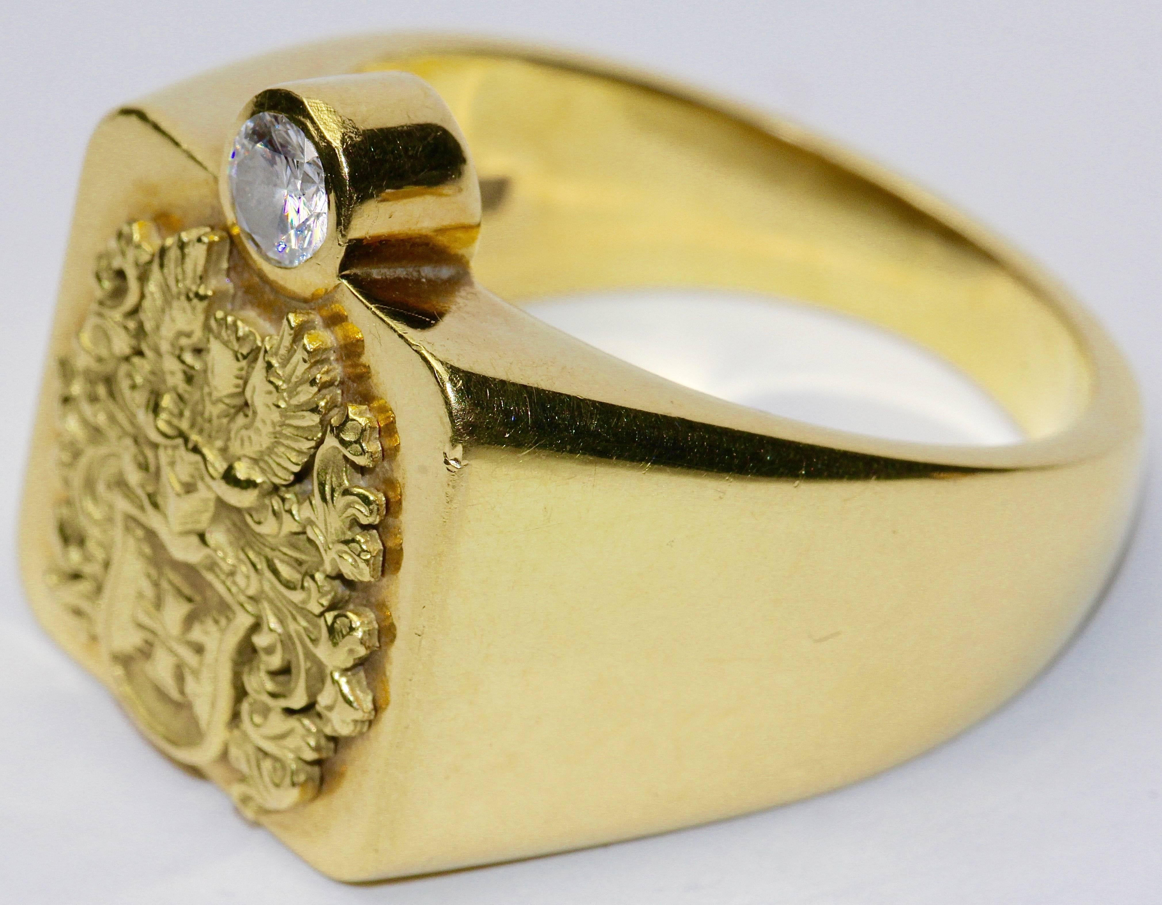 Stately and extremely high-quality men's ring. 18k solid gold. Staffed with a brilliant solitaire of about 0.25 carats (Si, white). With noble coat of arms.

Dimensions (without diamond setting) approx. 17 mm x 18 mm.
Inner diameter (for ringsize):