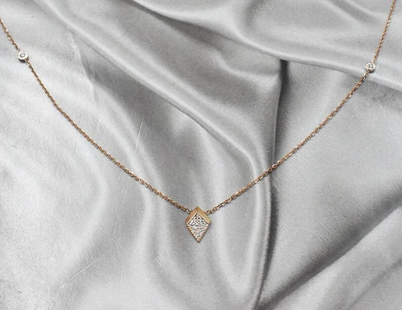 Le collier à breloques minimaliste en diamant avec chaîne fine en or est fabriqué en or massif 18 carats.
Disponible en trois couleurs d'or :  Or jaune / Or blanc / Or rose.

Diamant naturel de taille ronde Chaque diamant est sélectionné à la main