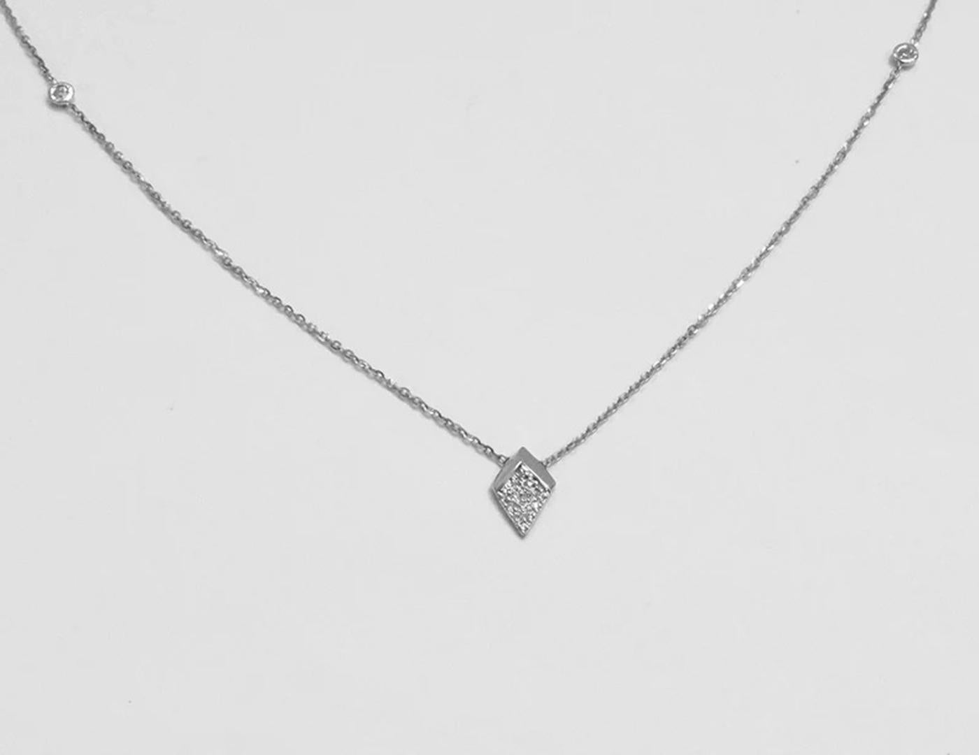 18 Karat massives Gold Minimalistische Diamant-Charm-Halskette mit Pfeil-Anhänger (Rundschliff) im Angebot