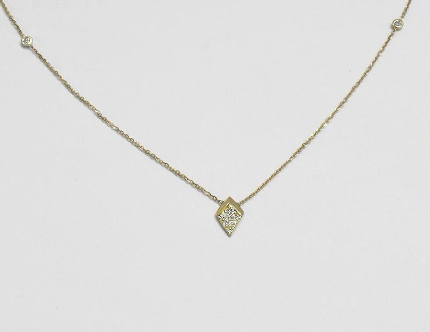 18k Solid Gold Minimalist Diamond Charm Necklace Arrow Charm Necklace In New Condition For Sale In Bangkok, TH