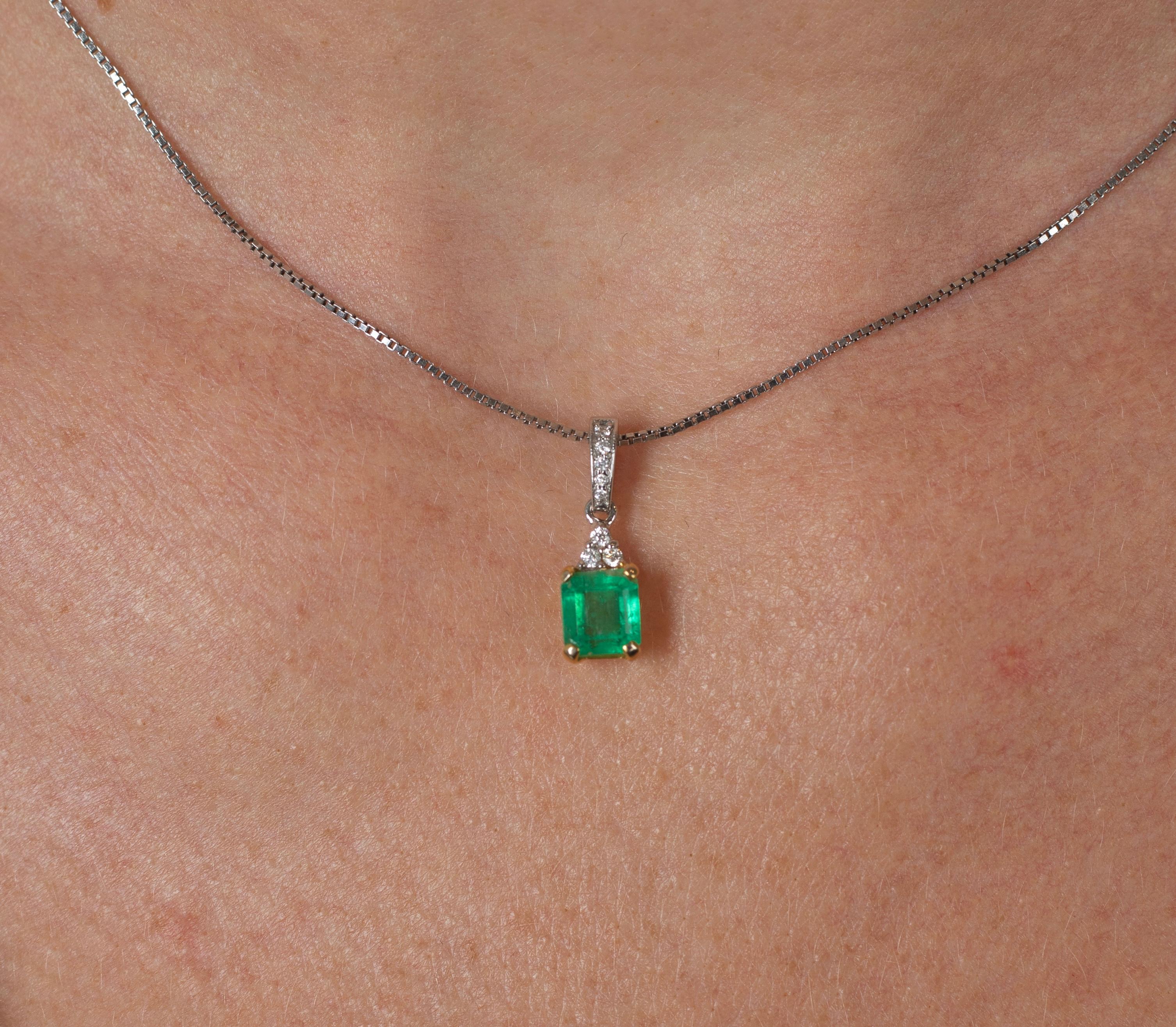 Modern 18k Solid Gold Natural Colombian Emerald and 3 Round Diamonds on Top Pendant For Sale
