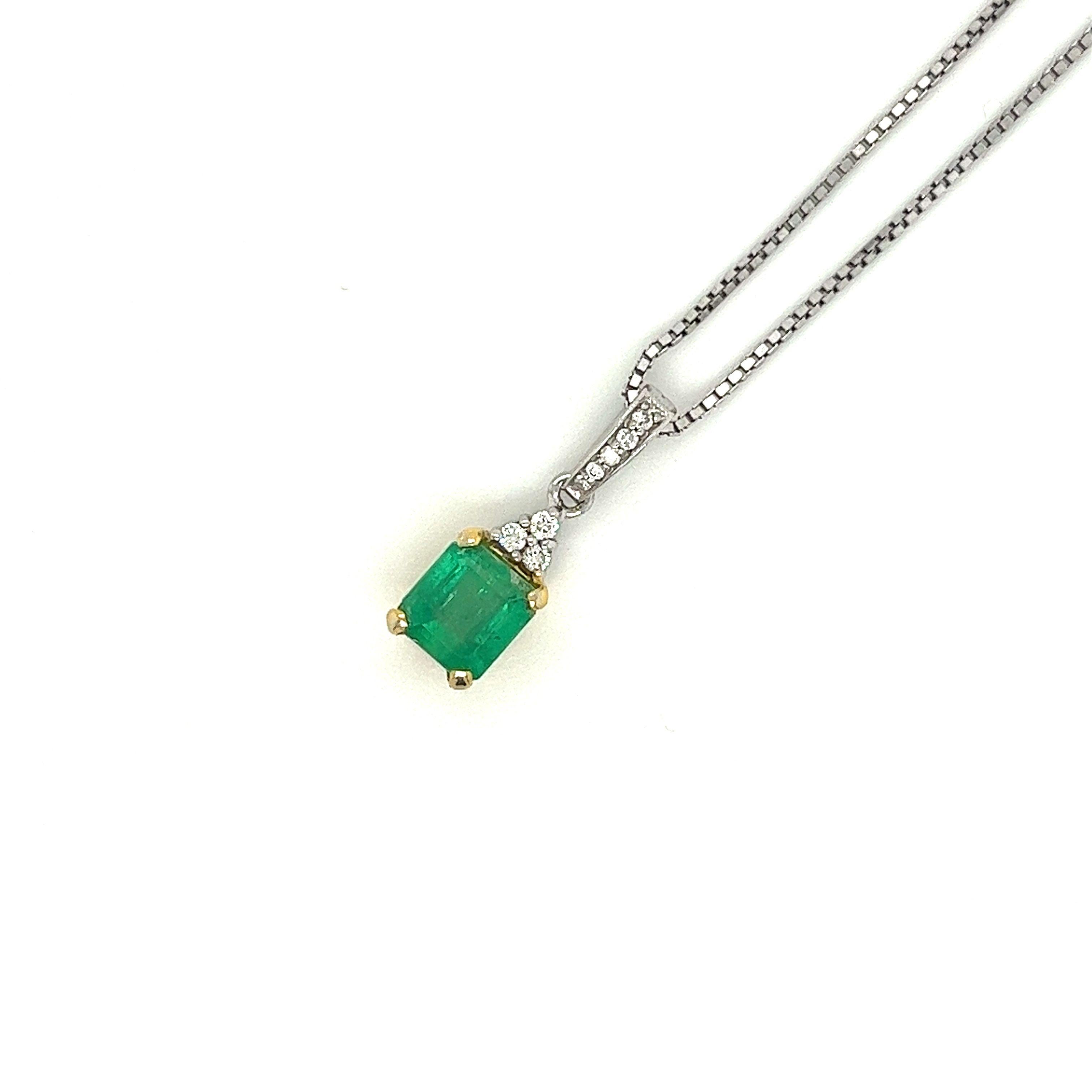 18k Solid Gold Natural Colombian Emerald and 3 Round Diamonds on Top Pendant For Sale 1