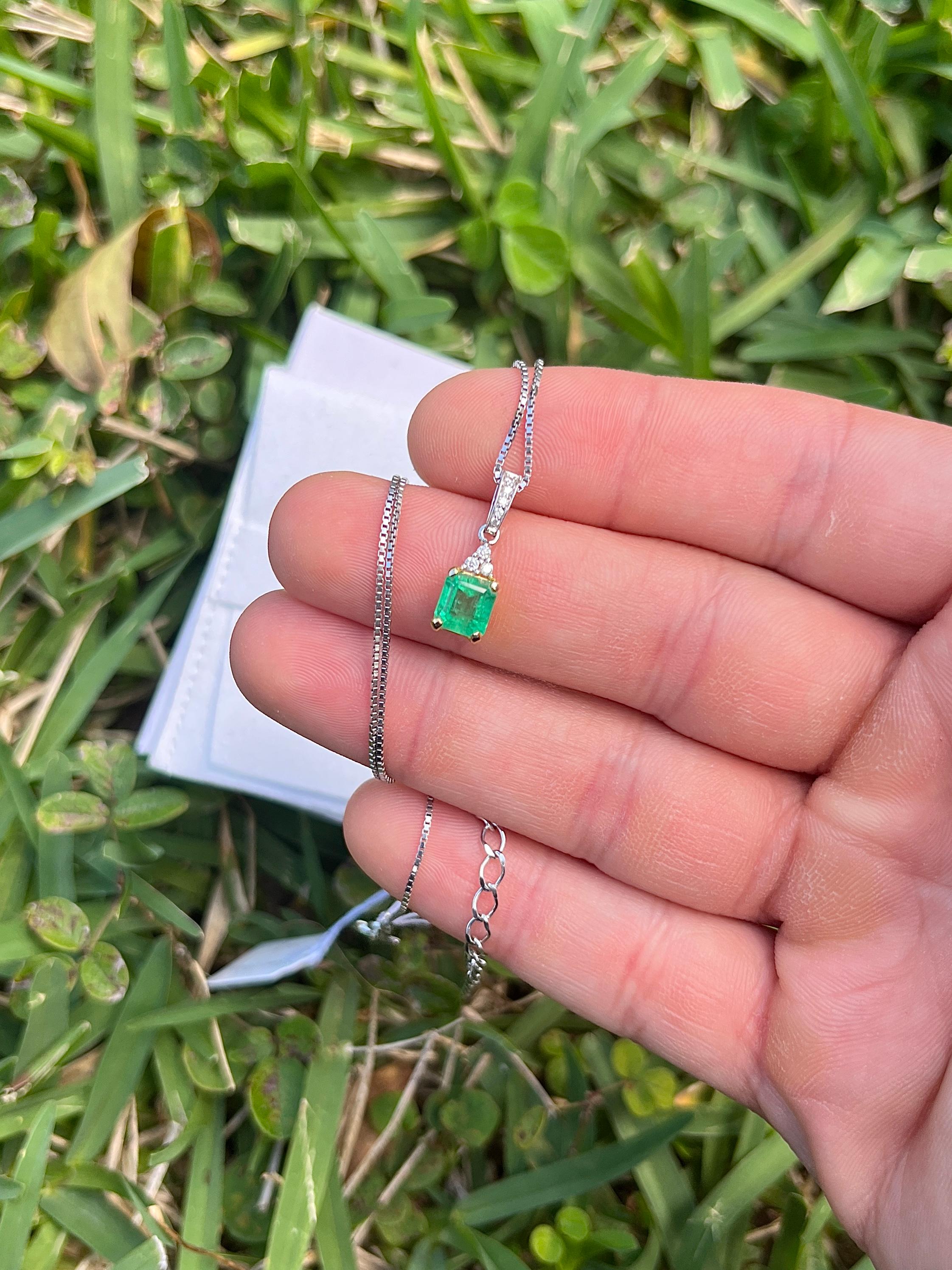 Pendentif en or massif 18 carats avec émeraude naturelle de Colombie et 3 diamants ronds sur le dessus en vente 2