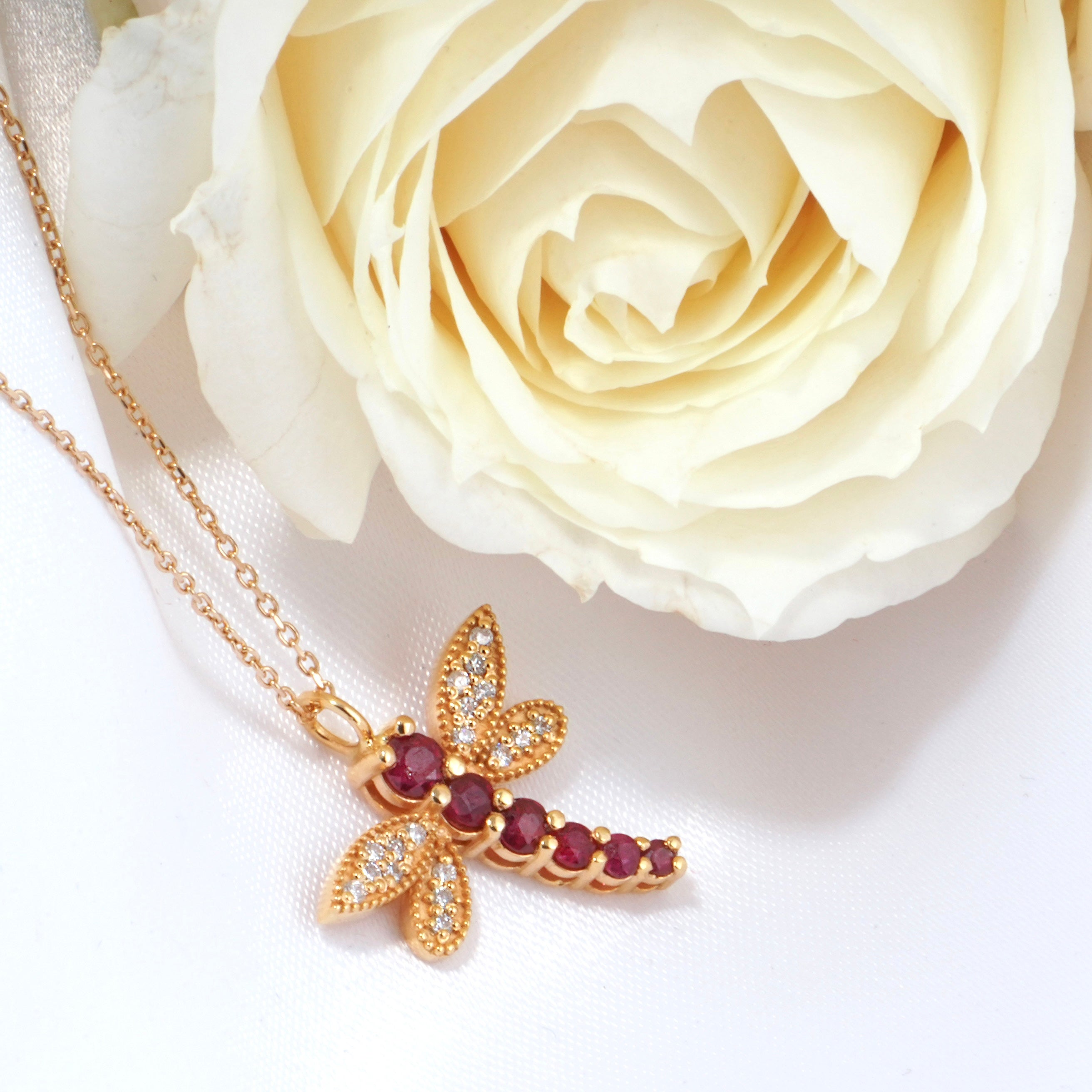 Si buscas un regalo único y significativo para ti o para alguien especial, ¡te encantará nuestro colgante de libélula de oro macizo de 18 quilates con cadena!

Este colgante no es sólo un bonito accesorio, sino también un símbolo de tu personalidad
