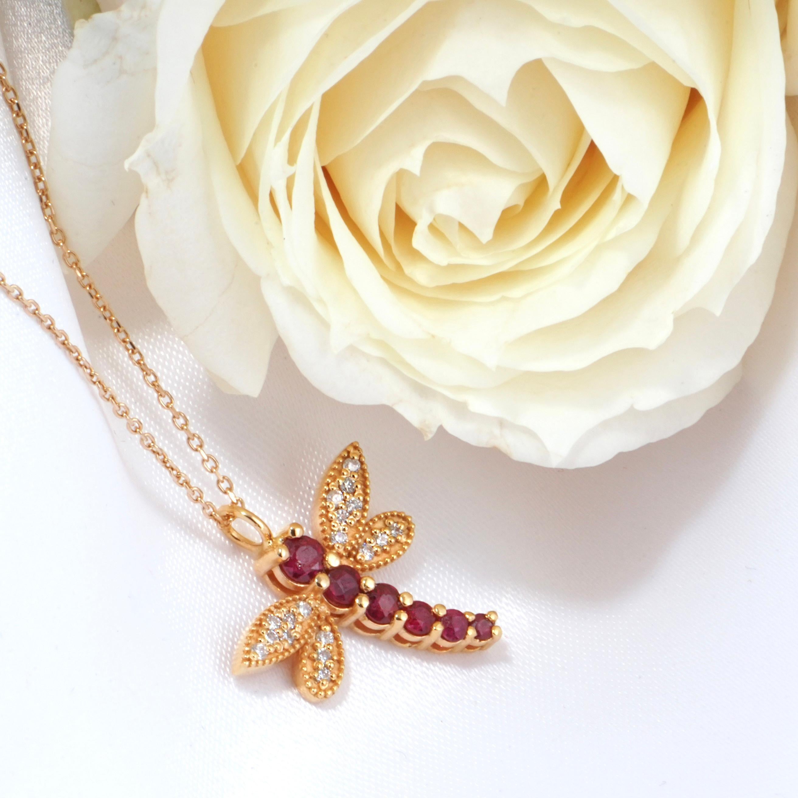 18k Solid Gold Natural Ruby Diamond Dragonfly Pendant In New Condition For Sale In Den Haag, NL