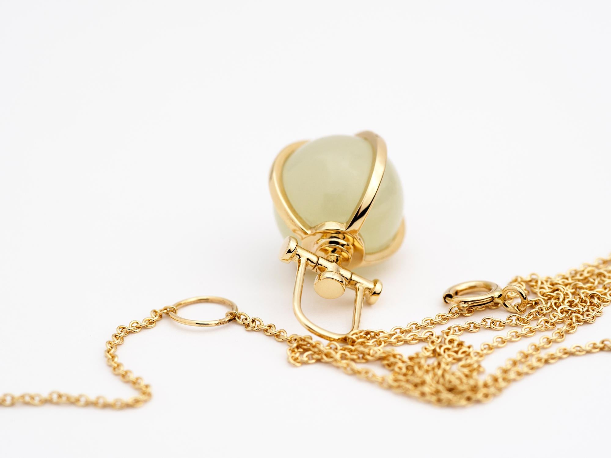Contemporain Collier pendentif orbe sacré moderne en or massif 18 carats et jade blanc néphrite en vente