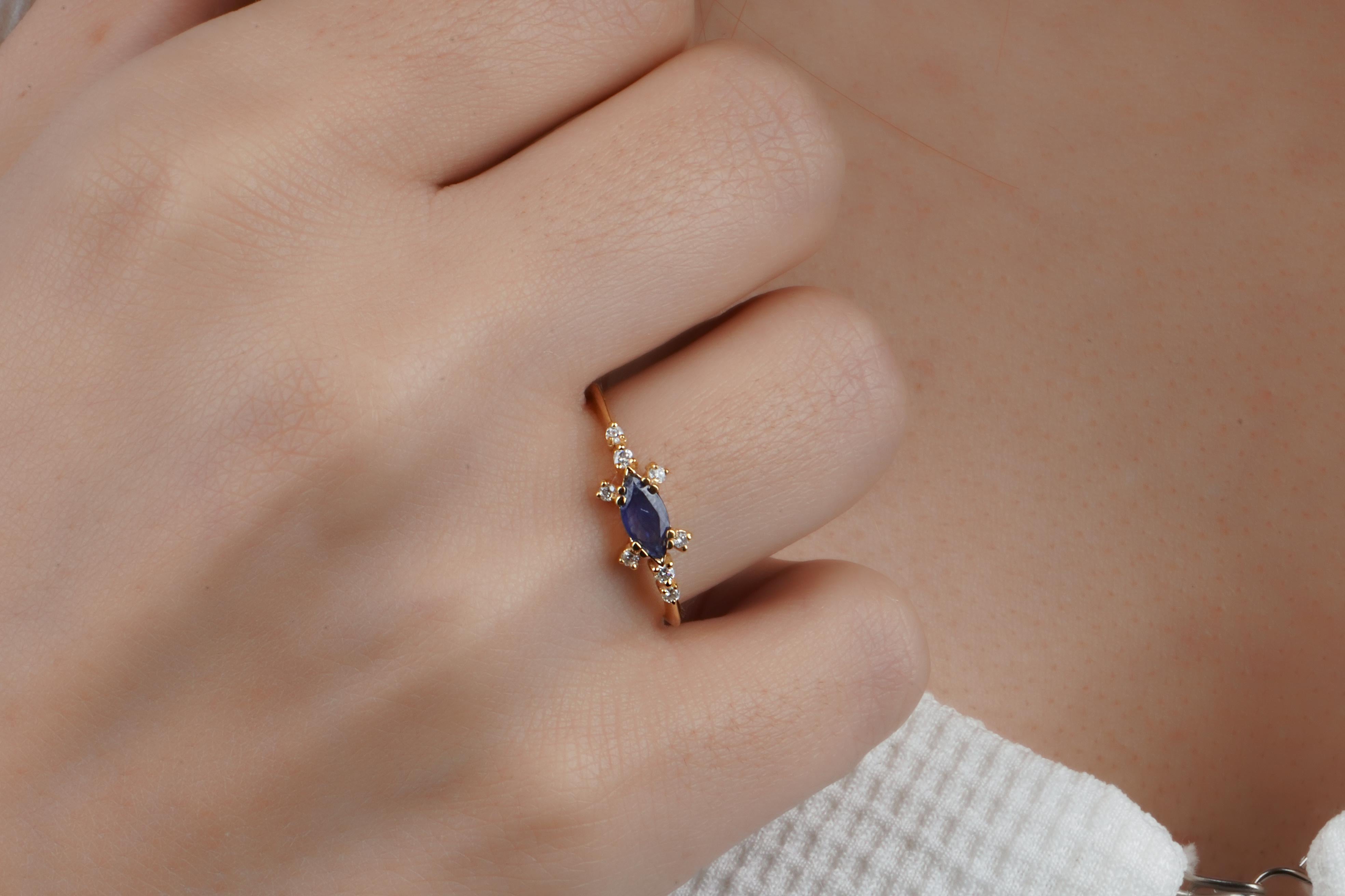 Ring aus 18 Karat massivem Gold mit Nachthimmelblauem Saphir und Diamant (Art déco) im Angebot