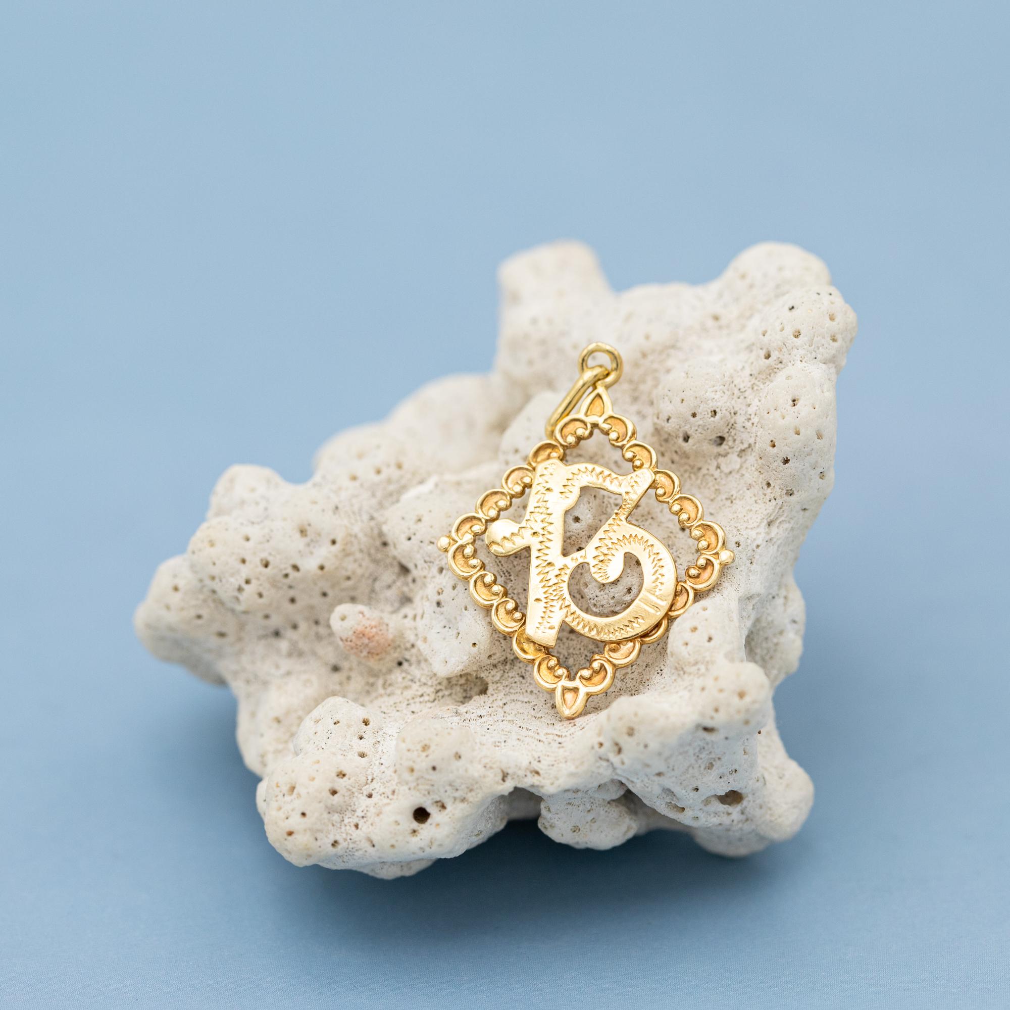 Retro 18K solid gold number 13 good luck charm - Love token - vintage lucky nr pendant For Sale
