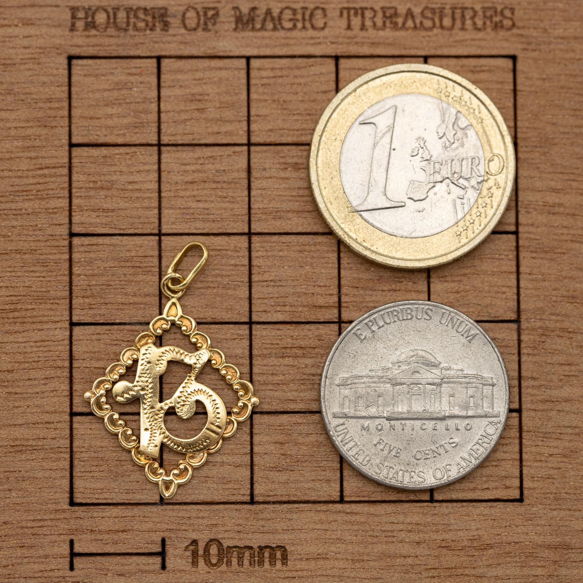 Women's or Men's 18K solid gold number 13 good luck charm - Love token - vintage lucky nr pendant For Sale