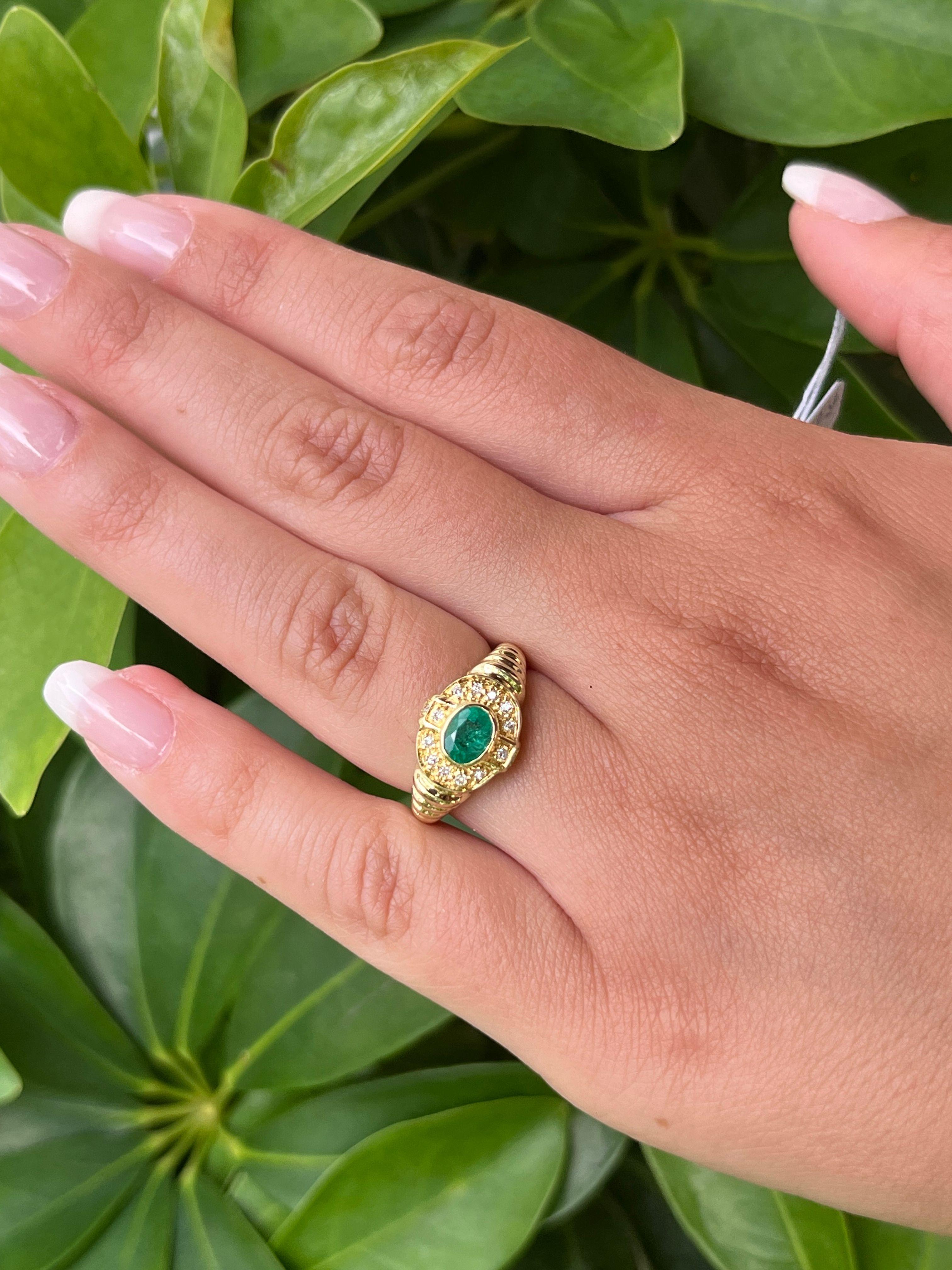 18k solid yellow gold bezel set natural emerald and diamond ring shank. Featuring a ribbed textured ring shank with a round cut diamond halo. This vintage ring offers a retro aesthetic with contemporary expert craftsmanship.

This ring is ideal as a