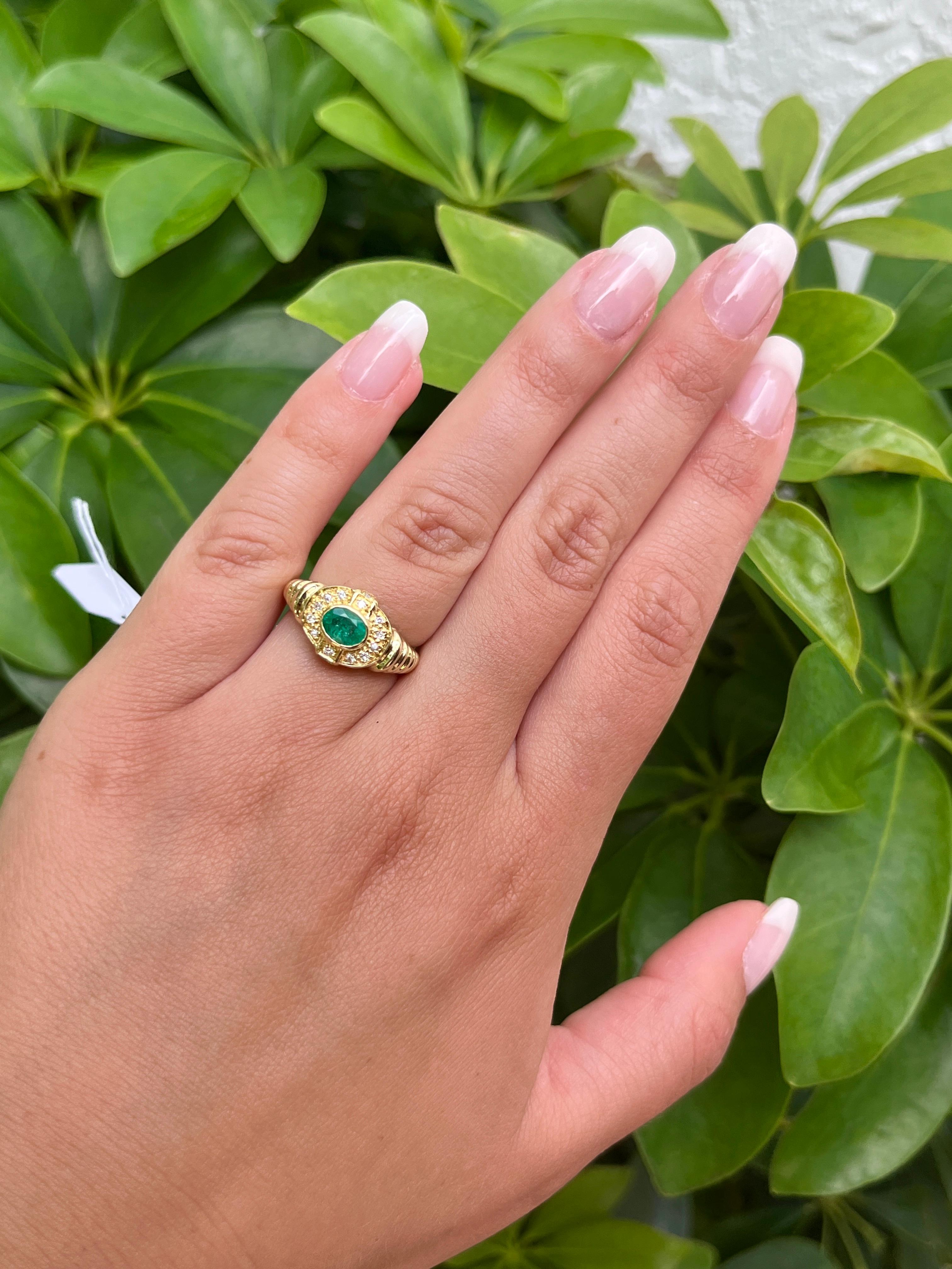 Art Deco 18K Solid Gold Oval Cut Natural Emerald Retro Style Ring in Textured Ribbed Gold For Sale