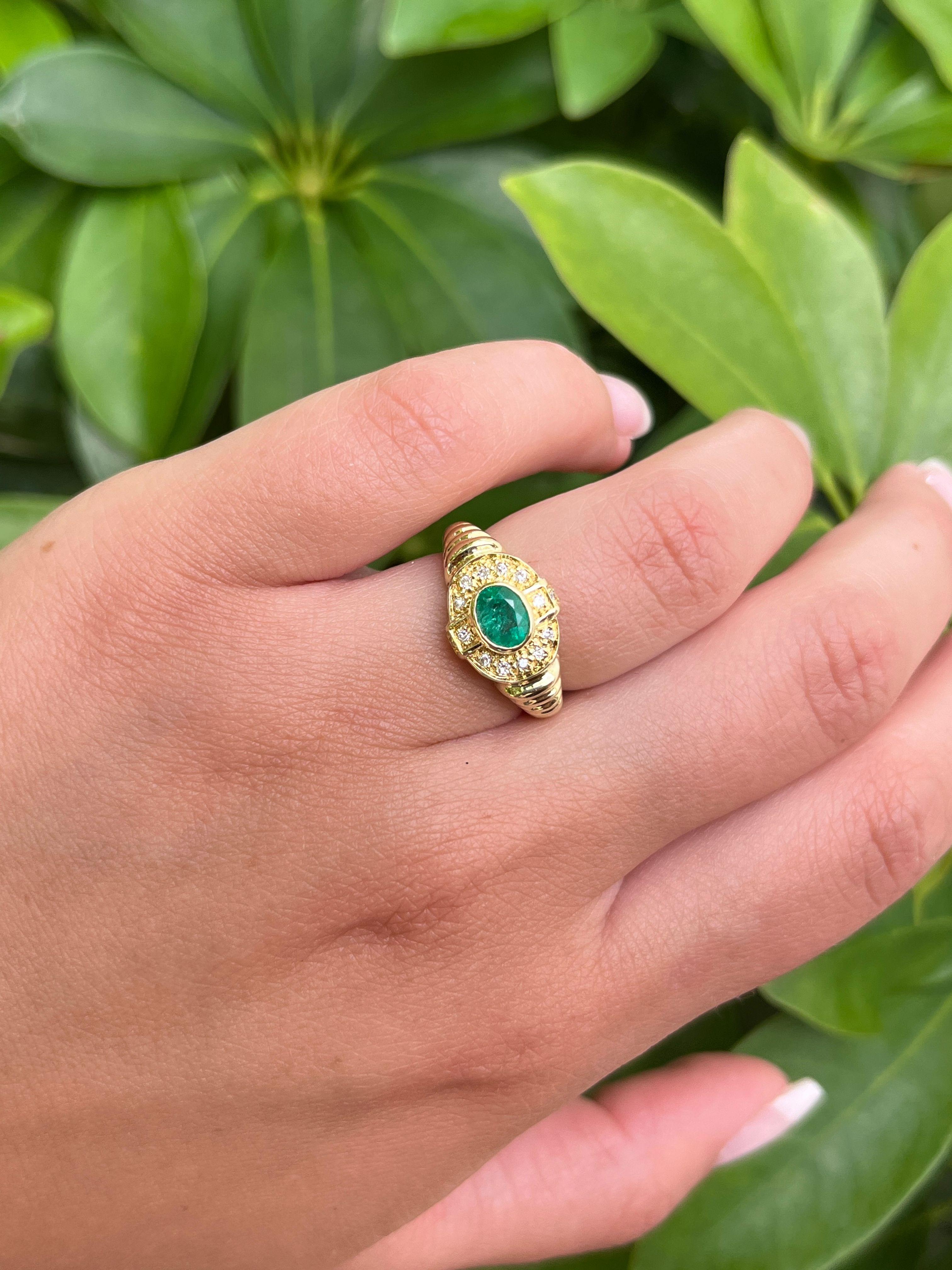 18K Solid Gold Oval Cut Natural Emerald Retro Style Ring in Textured Ribbed Gold In New Condition For Sale In Miami, FL